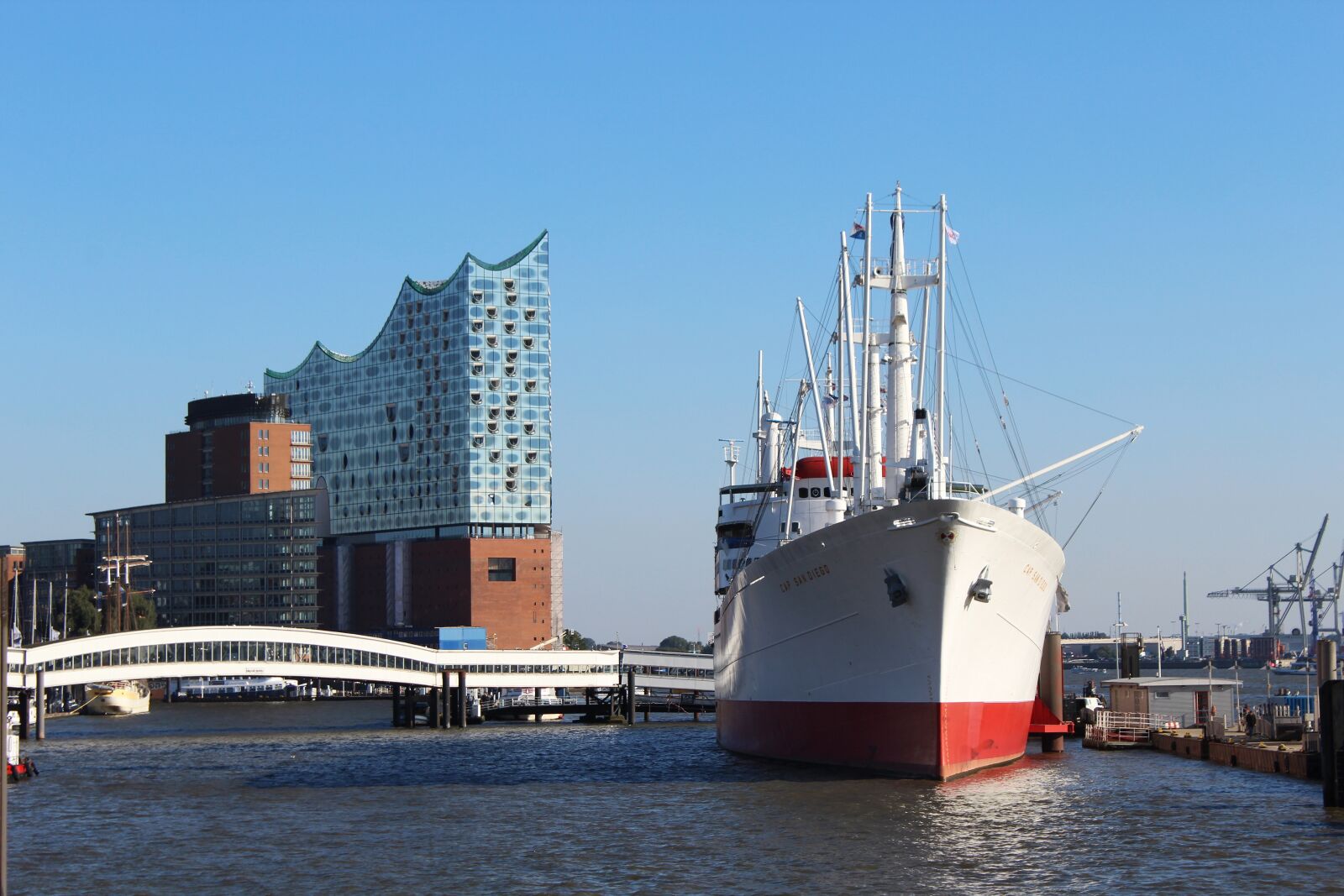 Canon EOS 1200D (EOS Rebel T5 / EOS Kiss X70 / EOS Hi) sample photo. Elbe philharmonic hall, hamburg photography