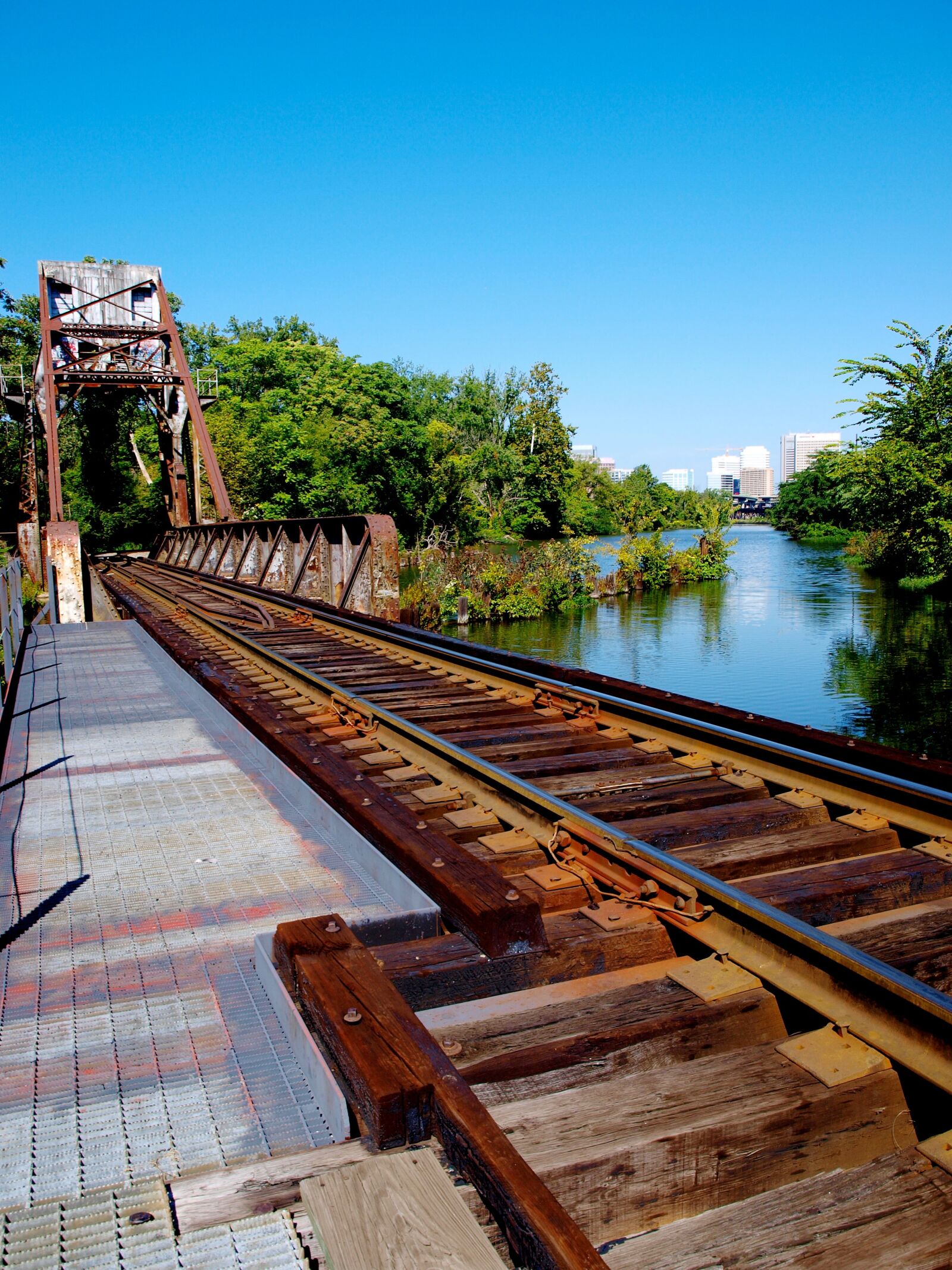Olympus E-520 (EVOLT E-520) sample photo. Railroad tracks, perspective, train photography