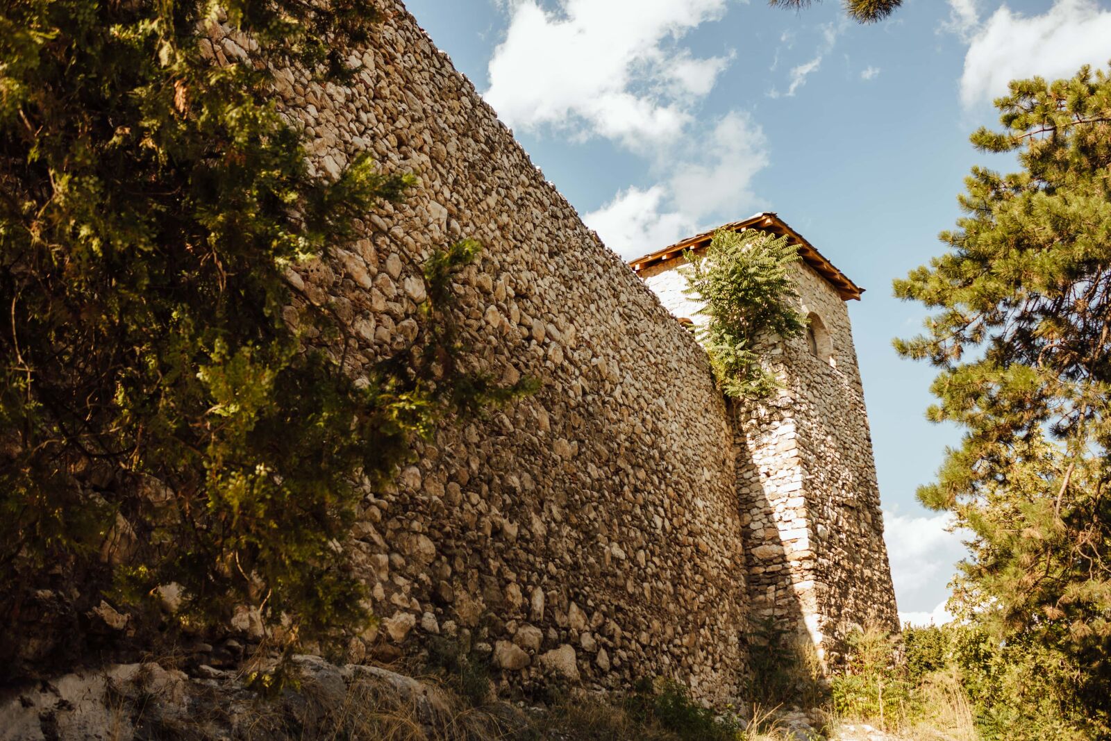 Canon EF-S 18-55mm F3.5-5.6 IS sample photo. Tall, walls, tower, fortress photography