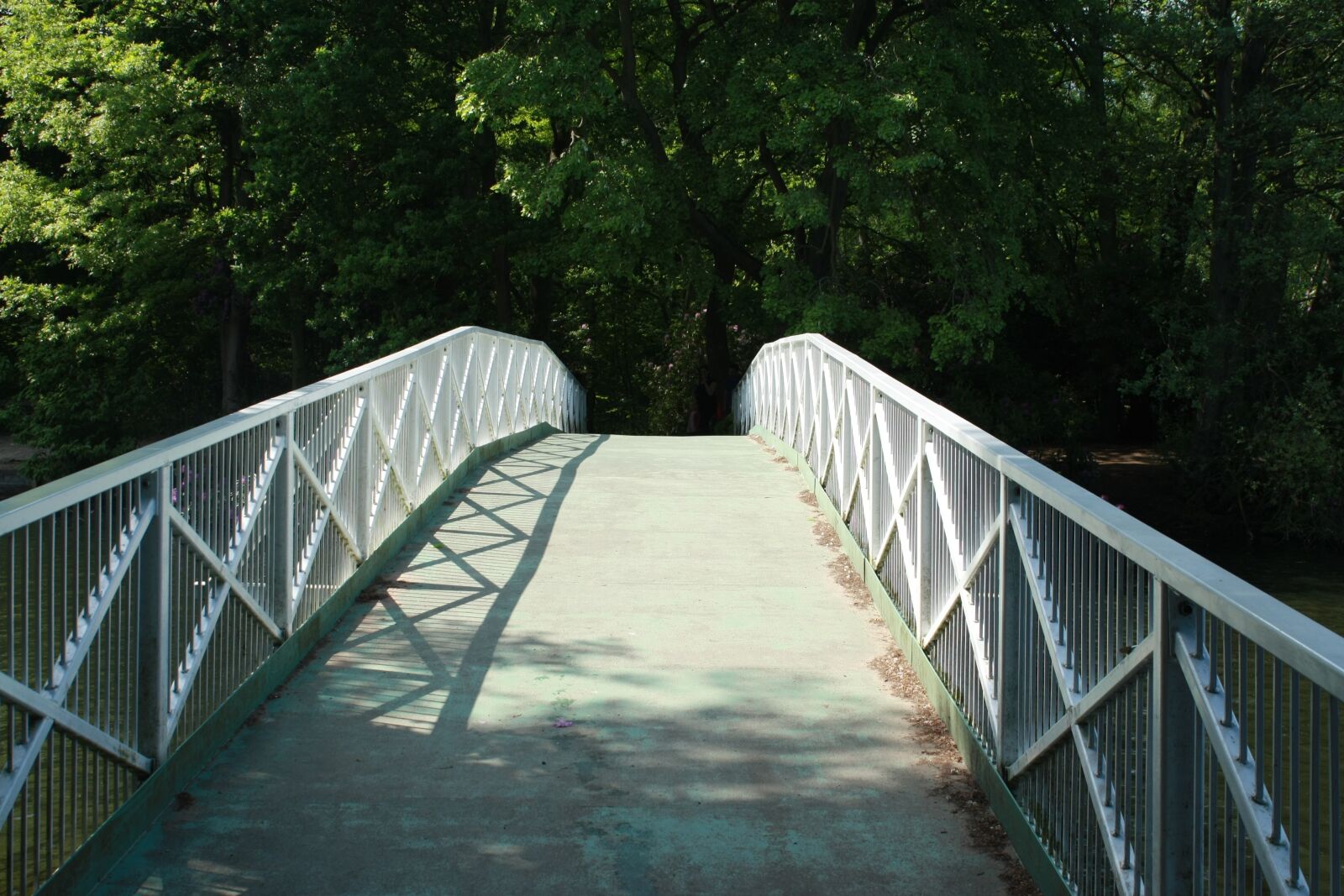 Canon EOS 1000D (EOS Digital Rebel XS / EOS Kiss F) sample photo. Bridge, park, building photography