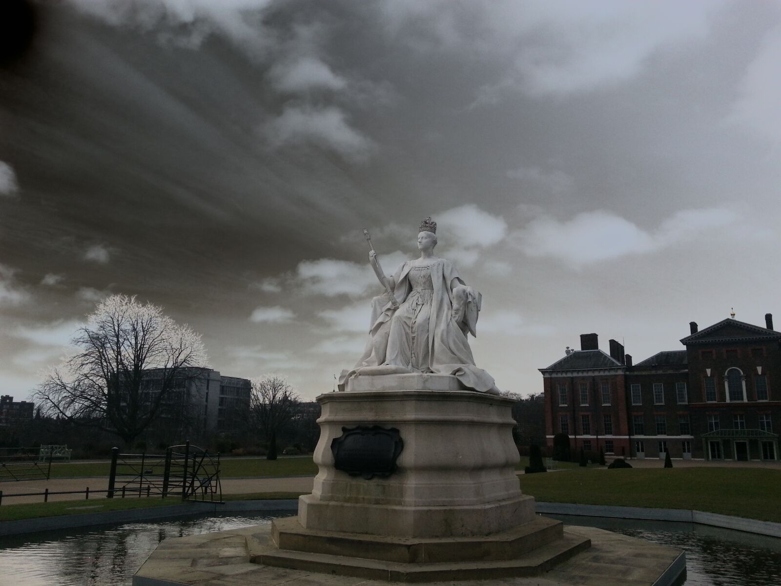 Samsung Galaxy S3 sample photo. Queen victoria statue, kensington photography