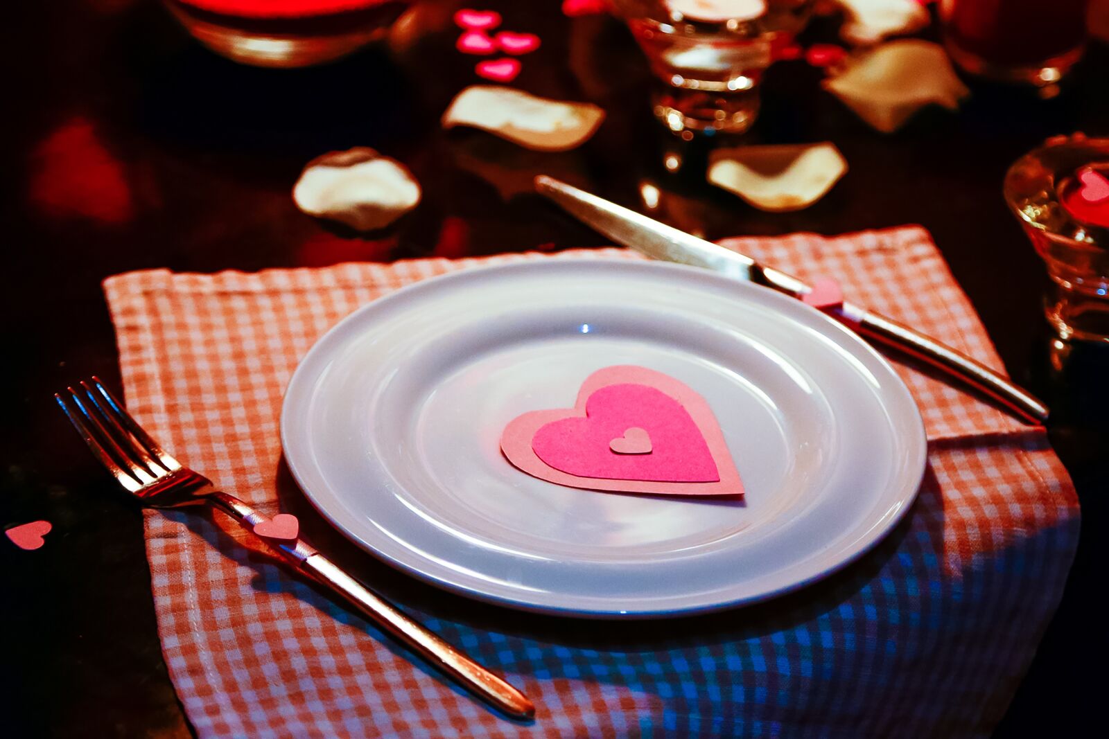 Canon EOS 5D Mark III sample photo. Background, heart, plate photography