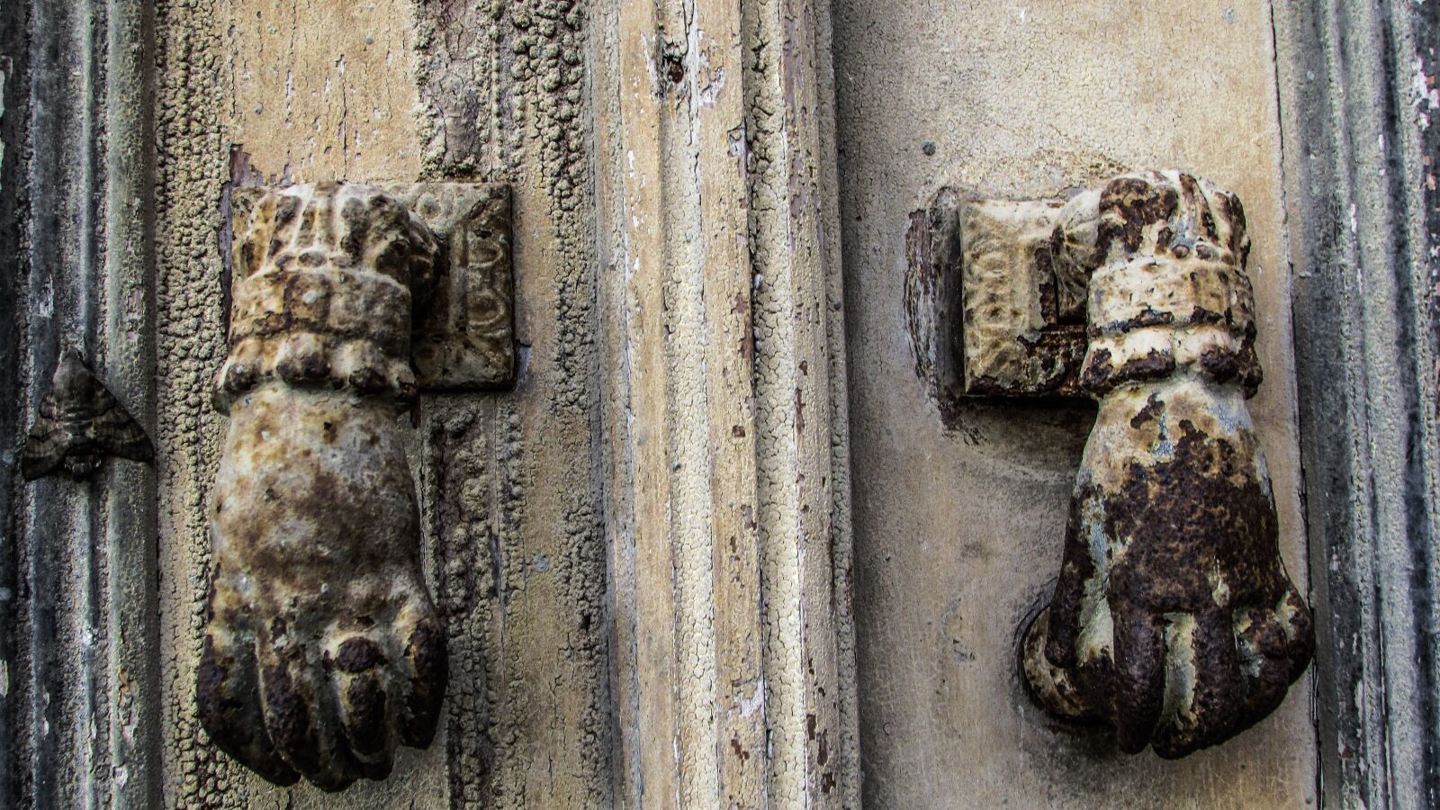 Canon PowerShot SX400 IS sample photo. Knocker, door, rusty photography