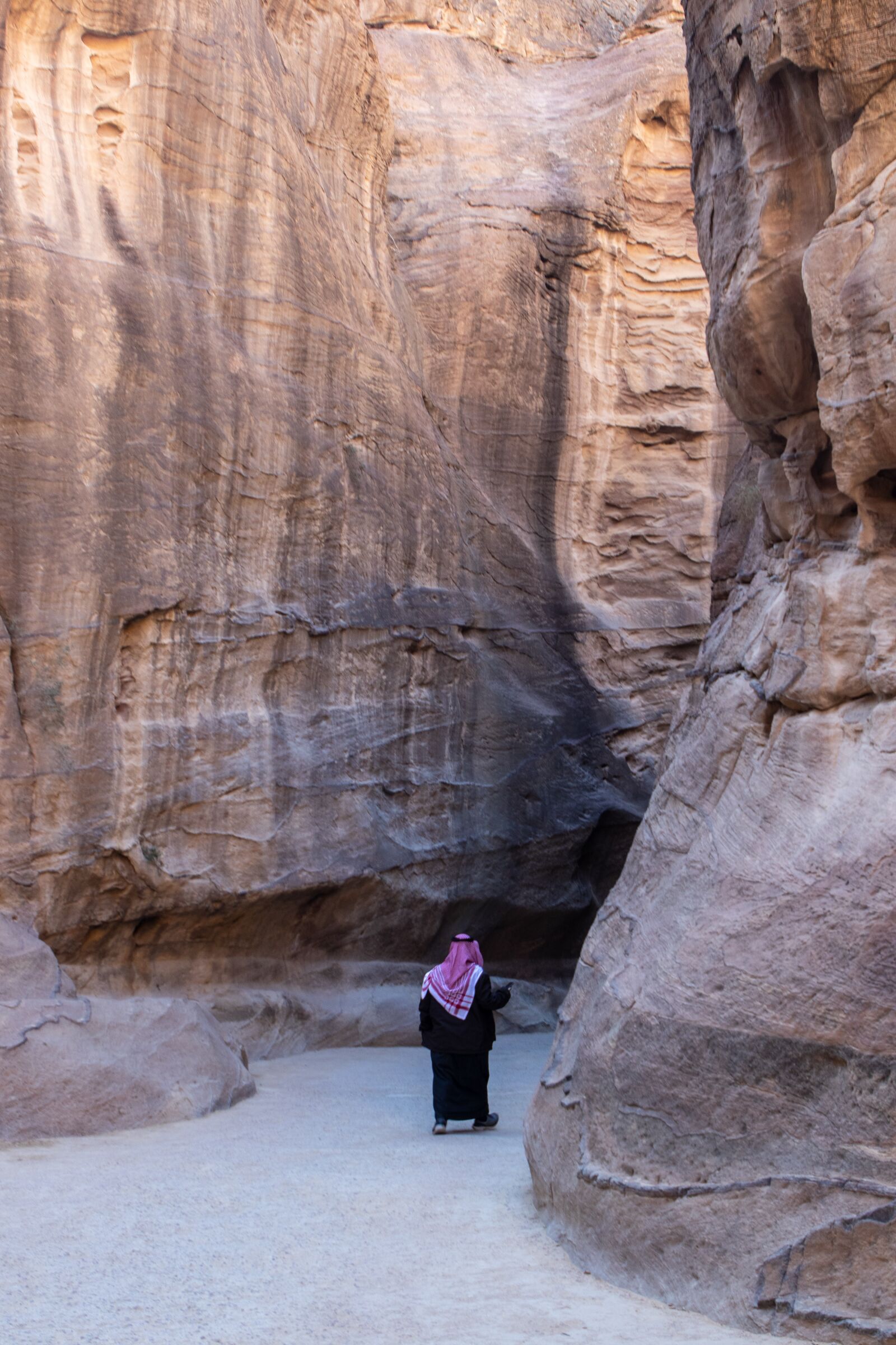 Canon EOS 200D (EOS Rebel SL2 / EOS Kiss X9) sample photo. Man, arabic, rocks photography