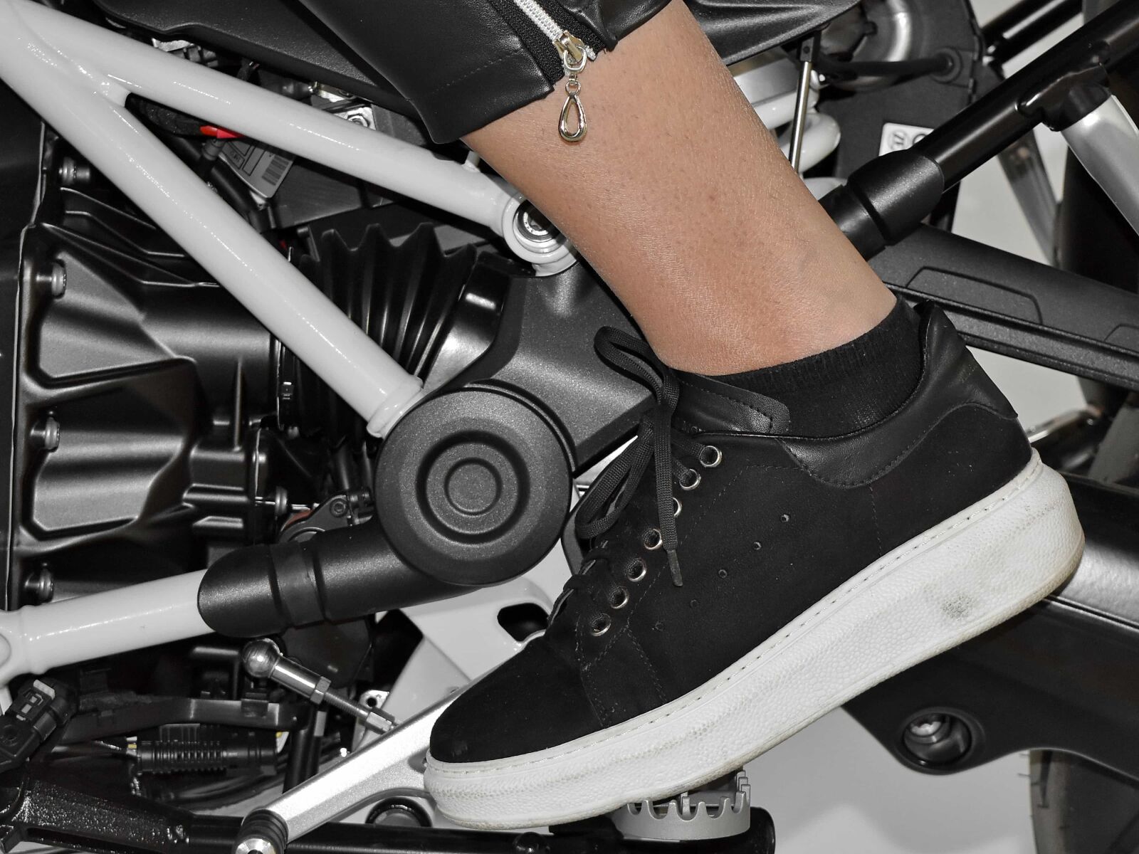 Nikon D5500 sample photo. Footwear, leg, motorcycle, vehicle photography
