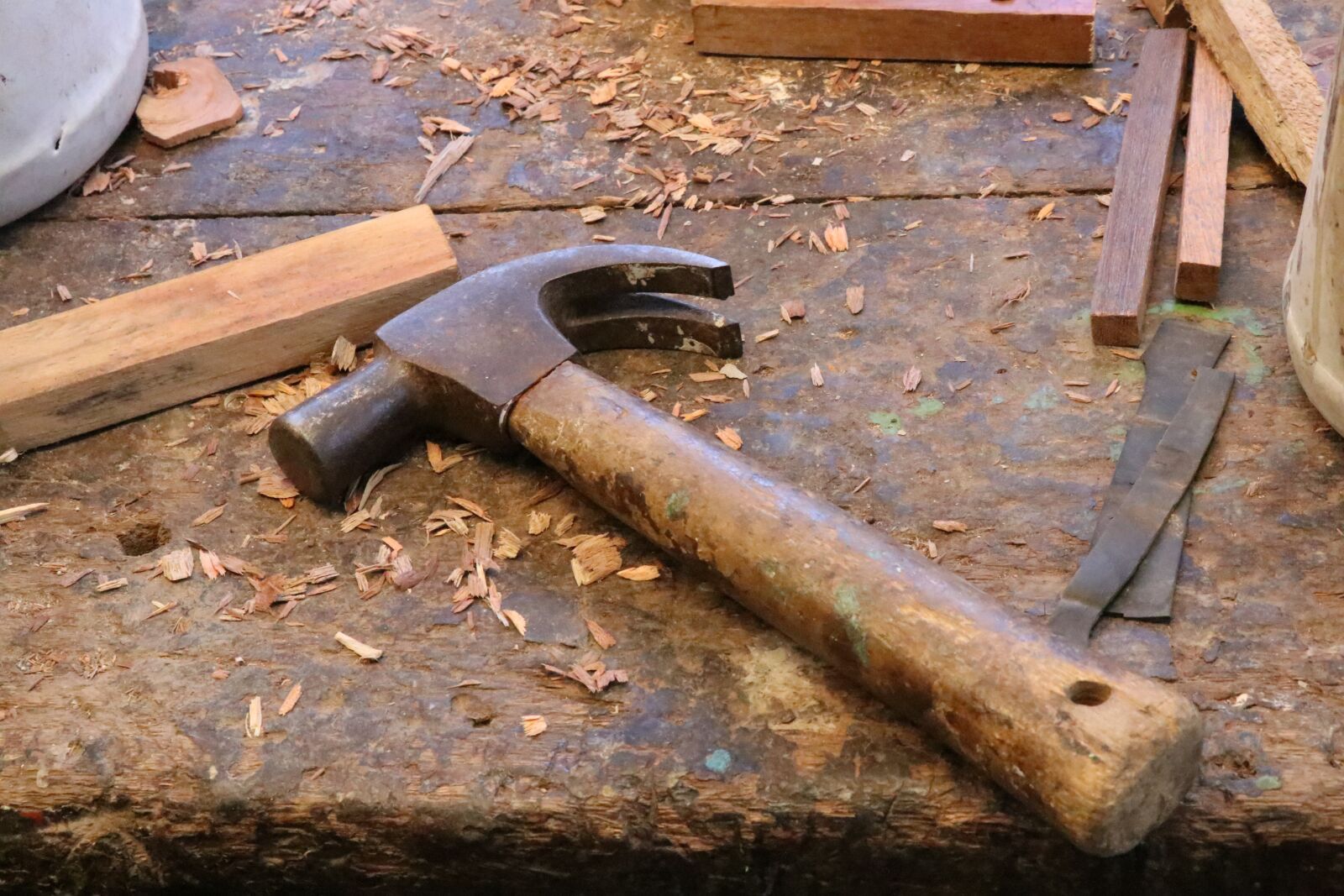 Canon EF-S 18-135mm F3.5-5.6 IS USM sample photo. Hammer, carpentry, carpenter photography