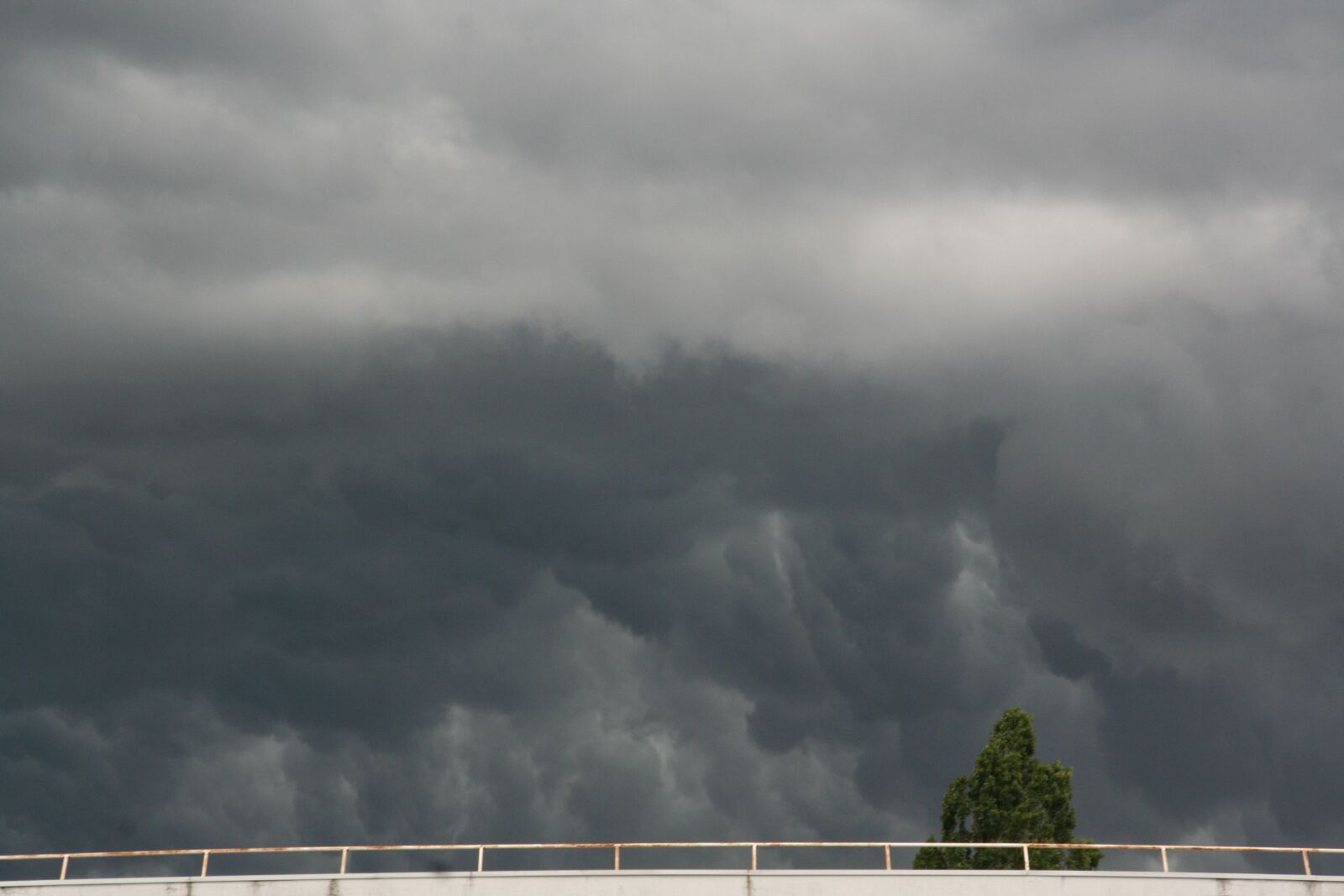 Canon EOS 350D (EOS Digital Rebel XT / EOS Kiss Digital N) sample photo. Sky, storm, clouds photography