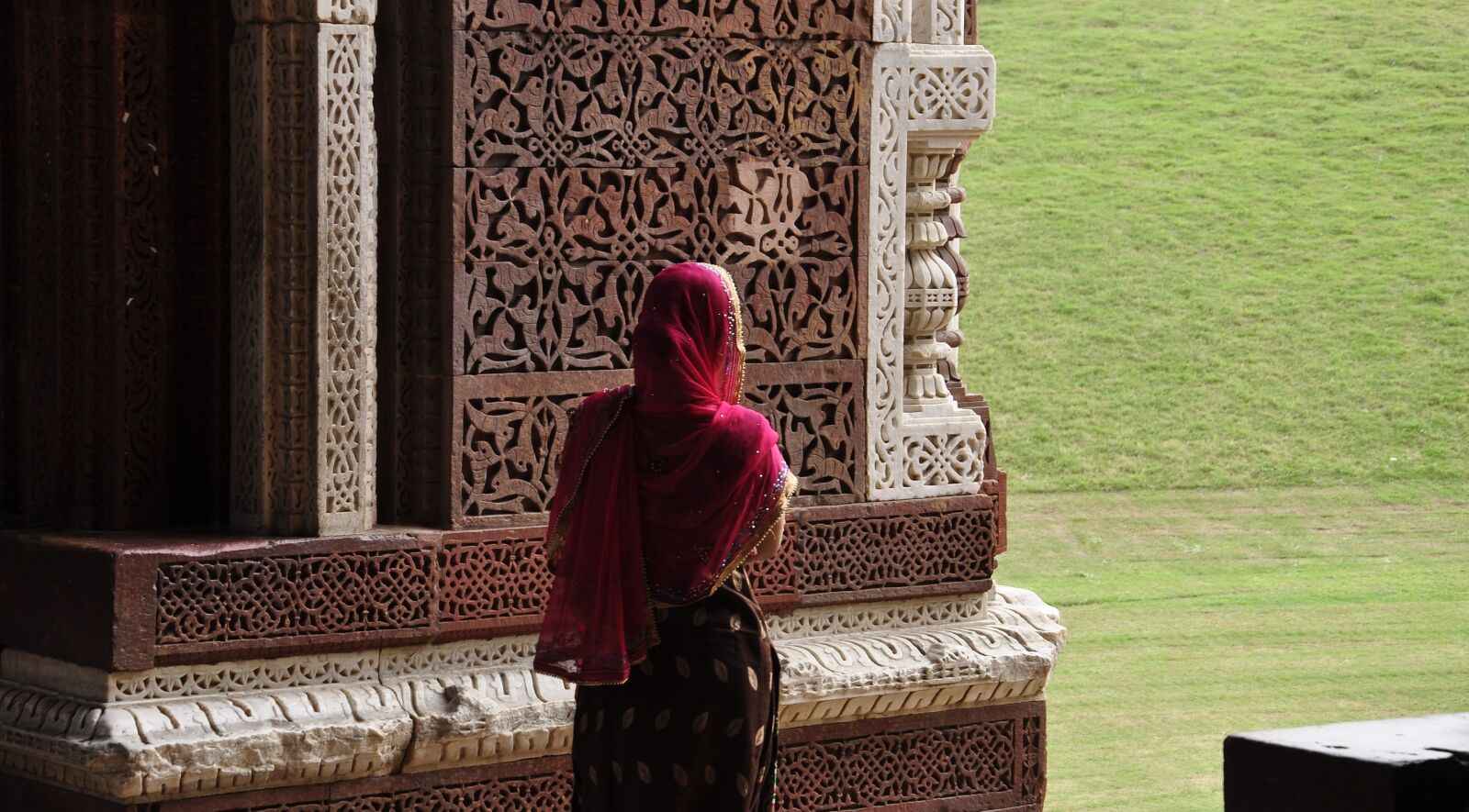 Nikon D5000 sample photo. India, woman, sari photography