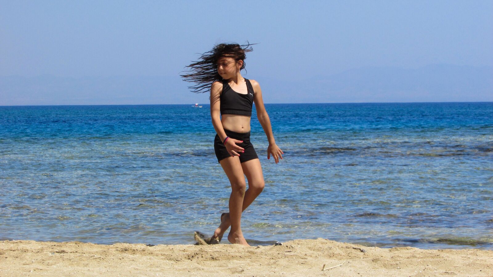 Canon PowerShot SX400 IS sample photo. Girl, sea, beach photography