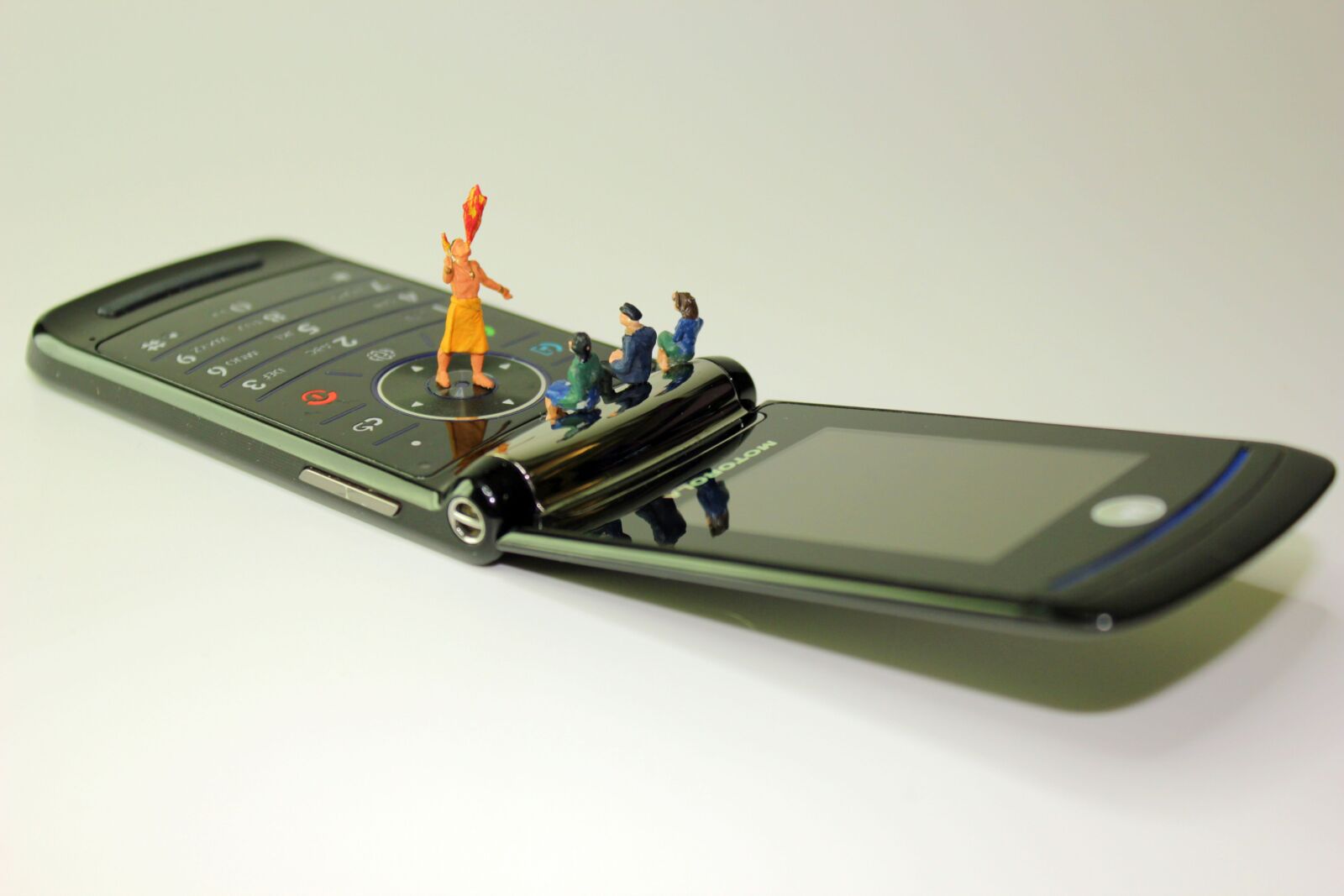 Canon EOS 550D (EOS Rebel T2i / EOS Kiss X4) sample photo. Miniature figures, cellphone, fire photography