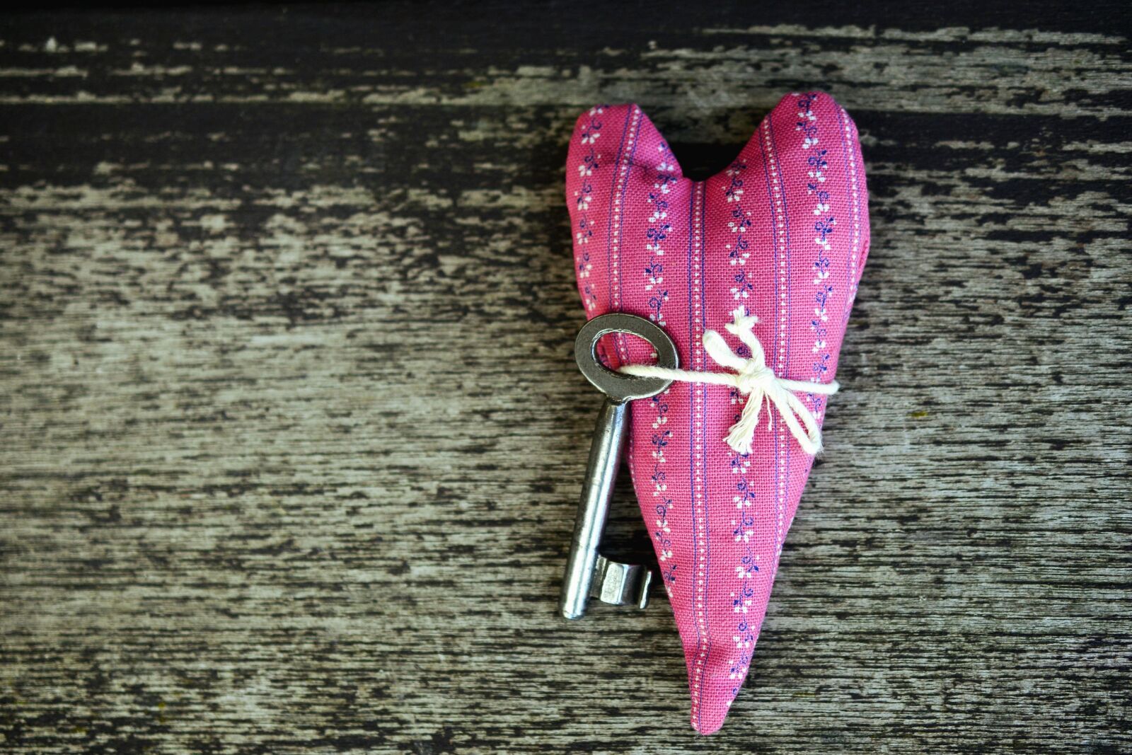 Nikon D5200 sample photo. Wood, table, heart, fabric photography