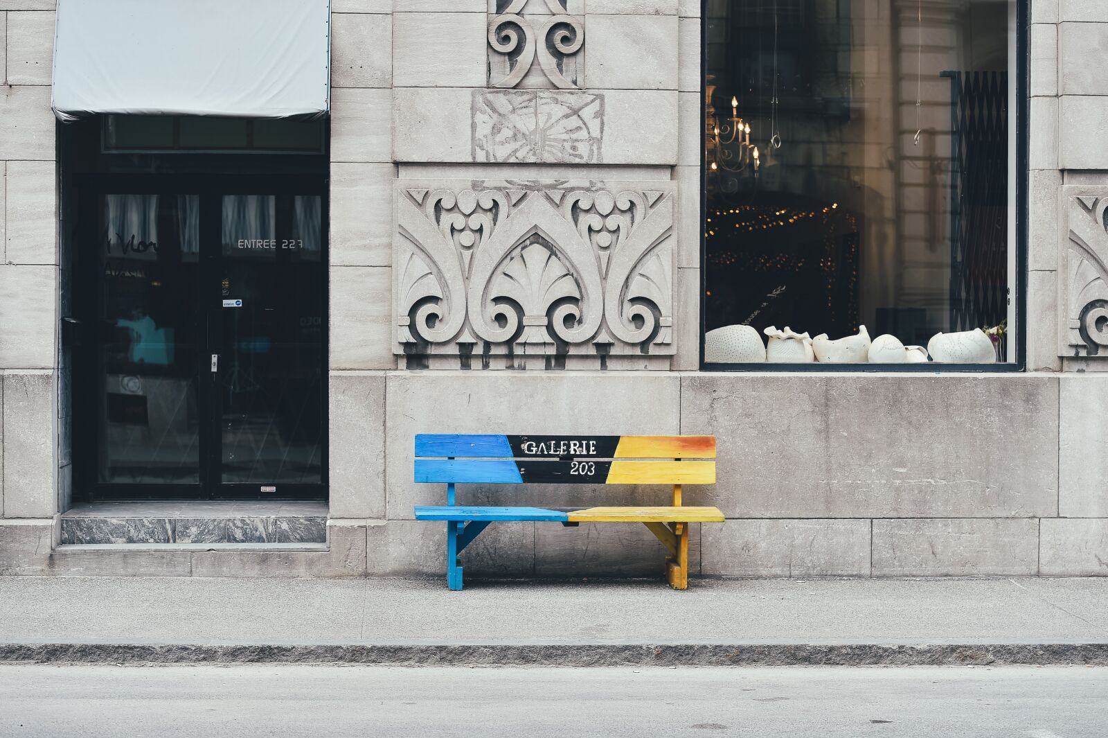 Nikon D4S sample photo. Bench, building, pavement photography