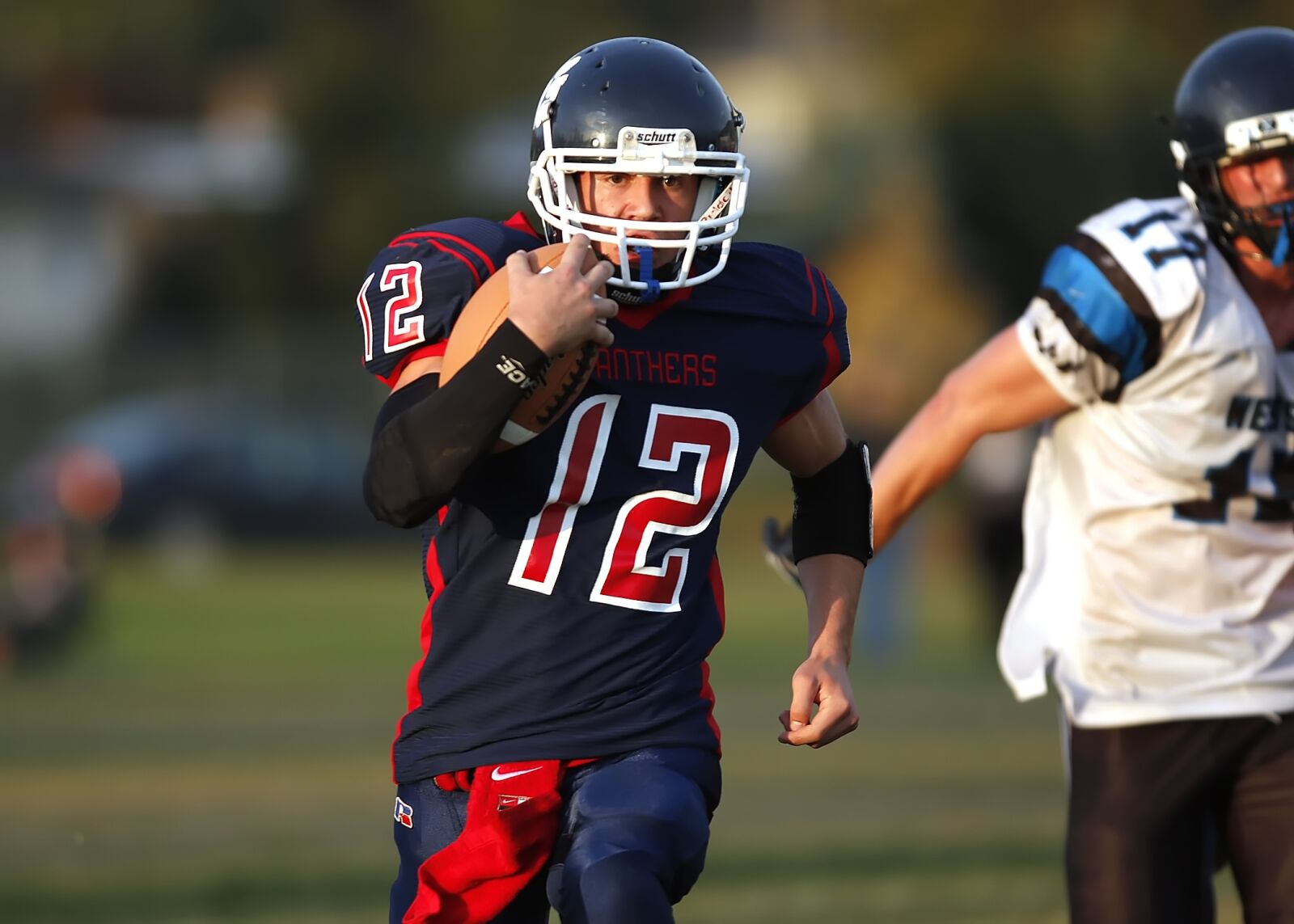 Canon EF 300mm F2.8L IS USM sample photo. Quarterback, runner, american football photography