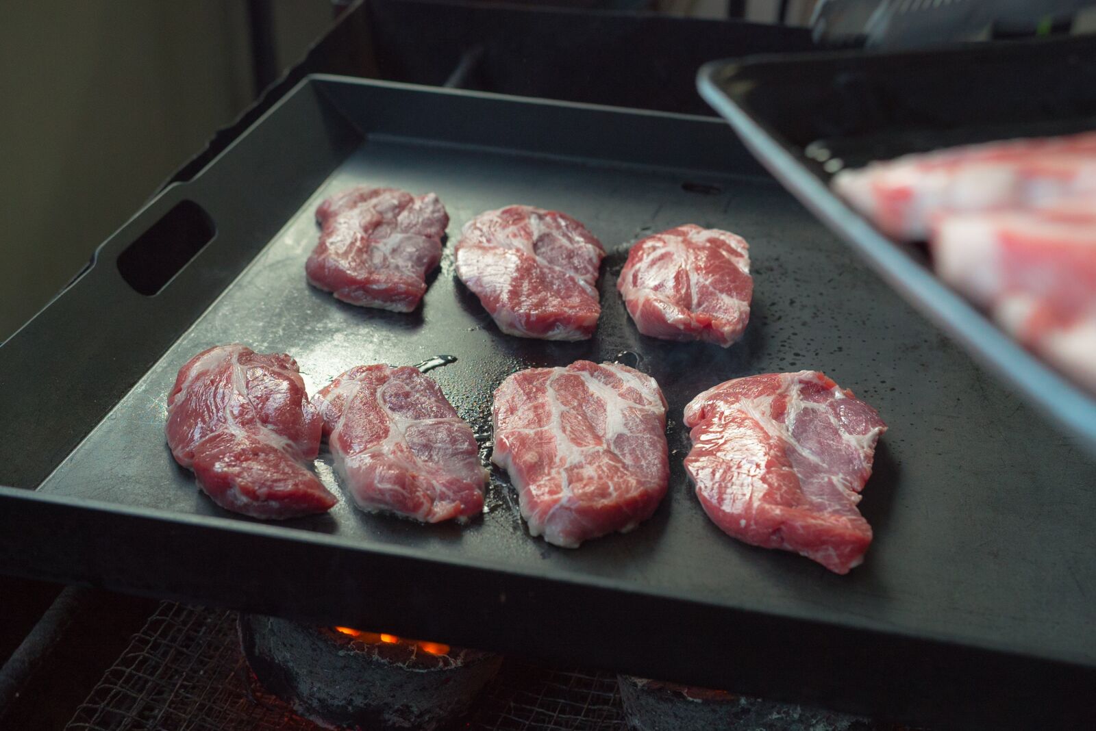 E 18-35mm F1.8 sample photo. Meat, pork, cooking photography