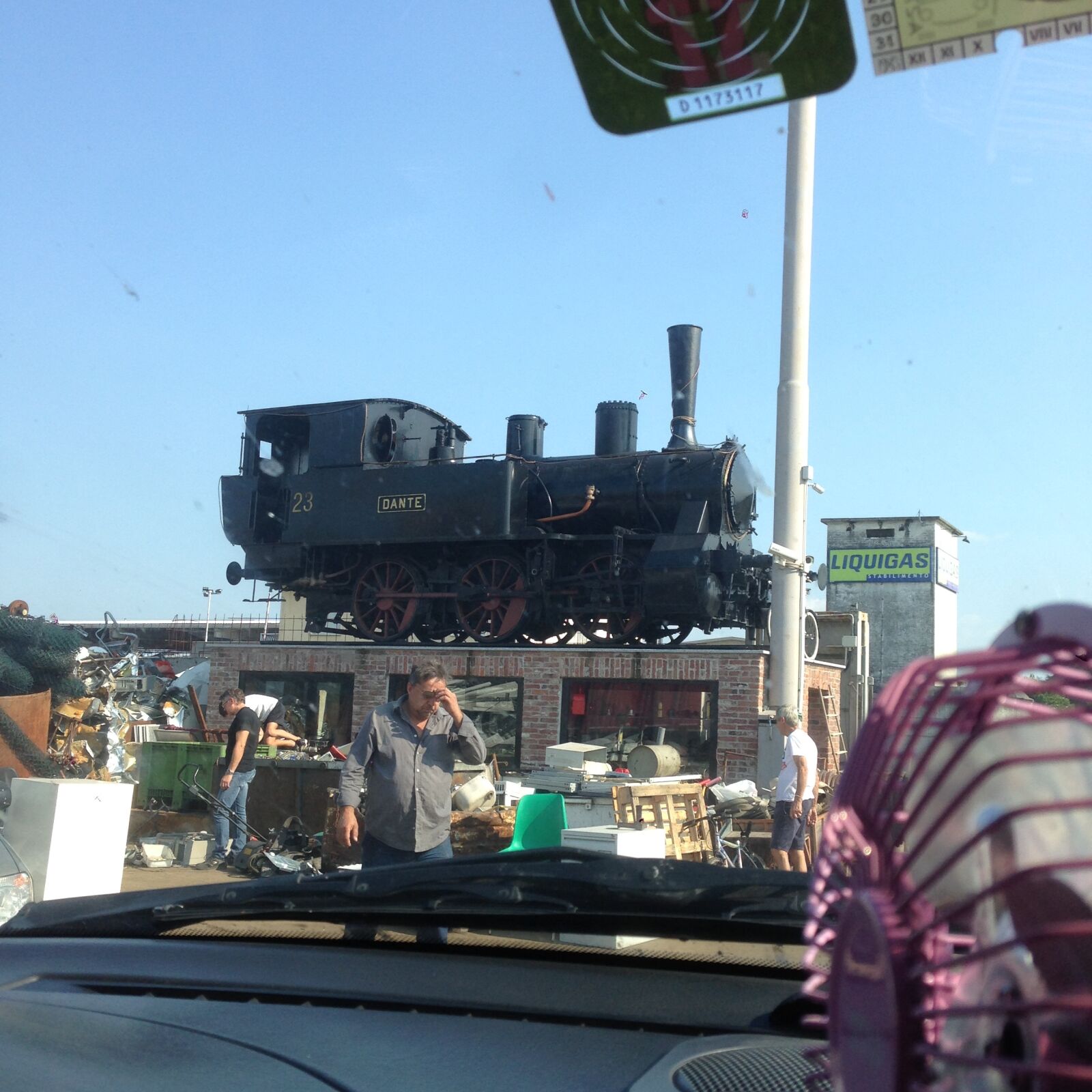 iPhone 5 back camera 4.12mm f/2.4 sample photo. Antico, riposo, treno photography