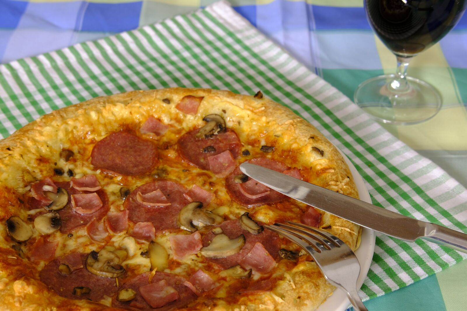 Fujifilm X-T2 + Fujifilm XF 35mm F2 R WR sample photo. Pizza, salami, mushrooms photography