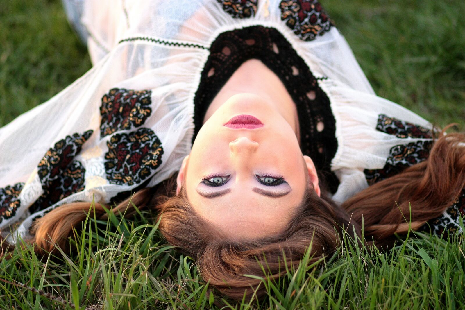 Canon EOS 450D (EOS Rebel XSi / EOS Kiss X2) sample photo. Girl, rustic, grass photography