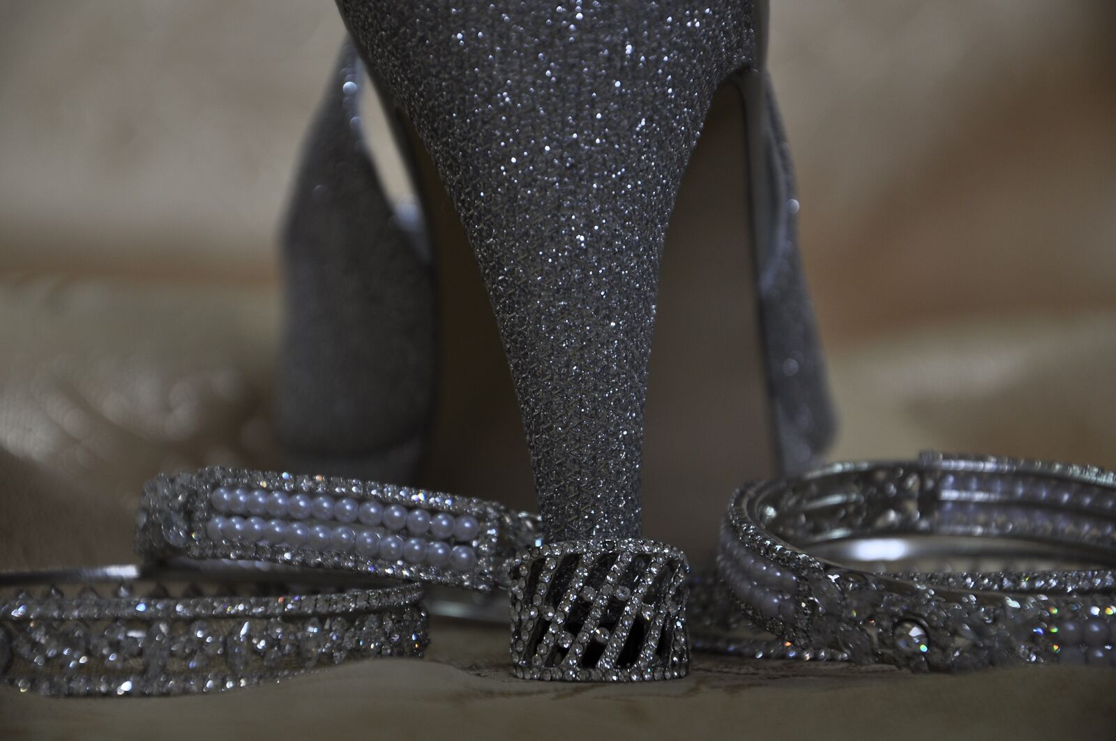 Nikon D90 sample photo. Ring, wedding, bracelet photography