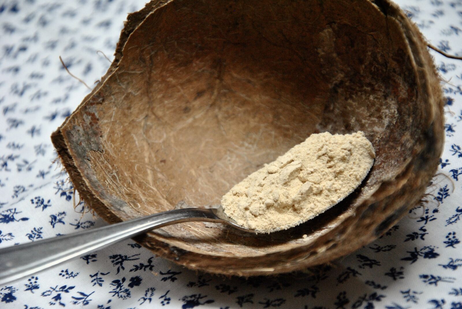 Nikon D3000 sample photo. Maca, macapoeder, spoon photography