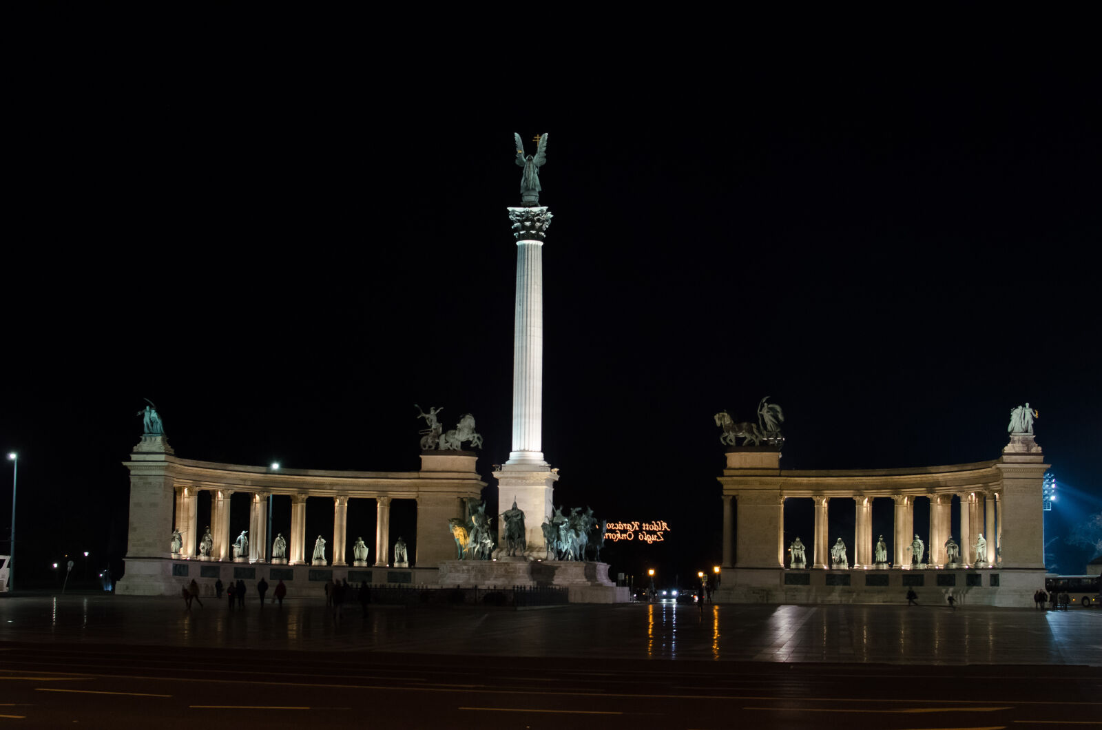 Nikon D5100 + Nikon AF-S DX Nikkor 35mm F1.8G sample photo. Budapest, hosok, tere photography