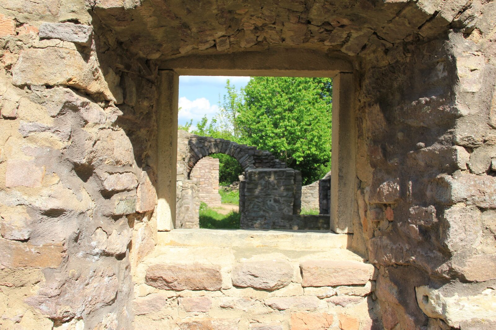 Canon EOS 550D (EOS Rebel T2i / EOS Kiss X4) sample photo. Light, shadow, monastery photography