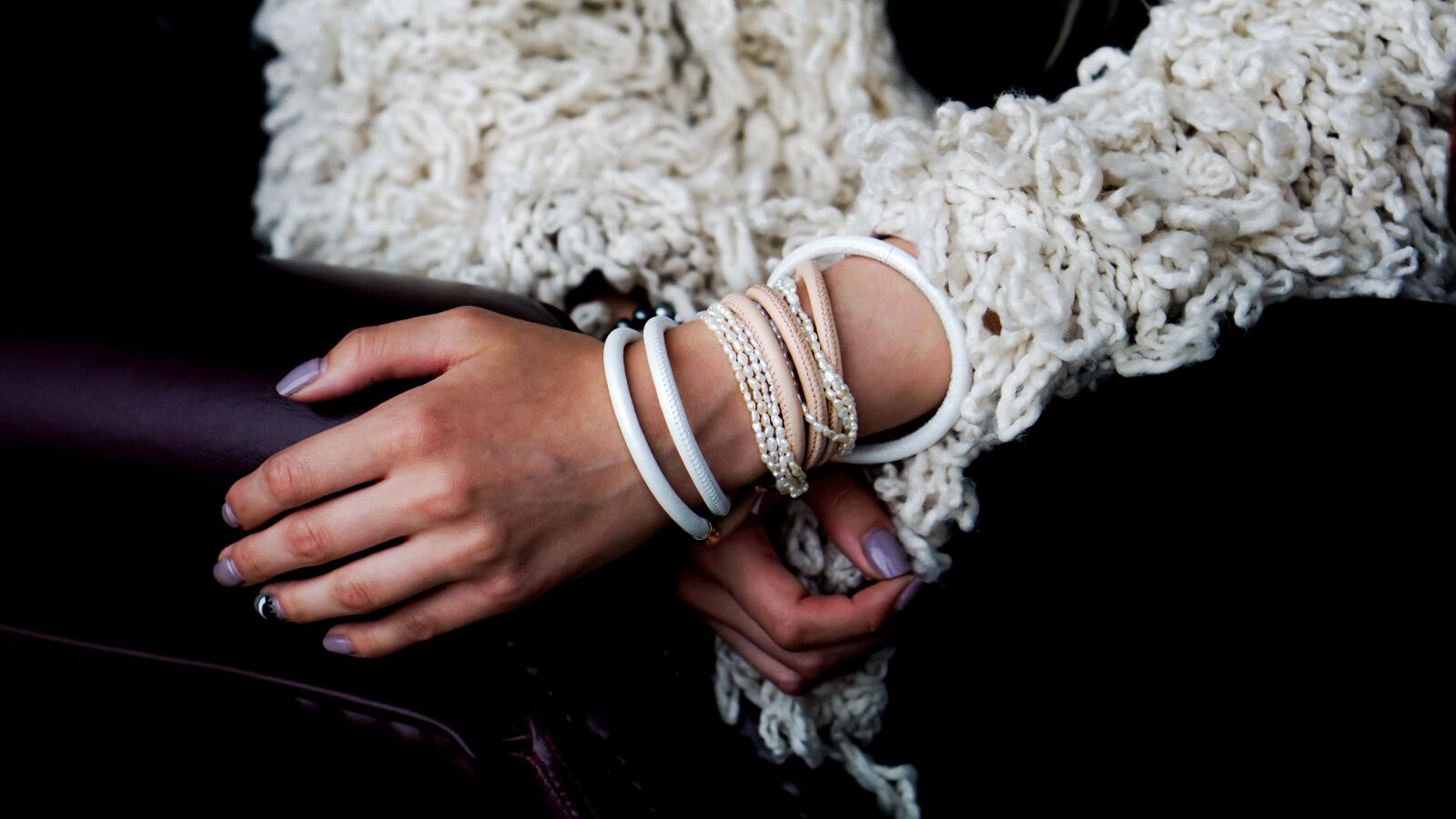 E 50mm F1.8 OSS sample photo. Hands, bracelet, photoshoot photography