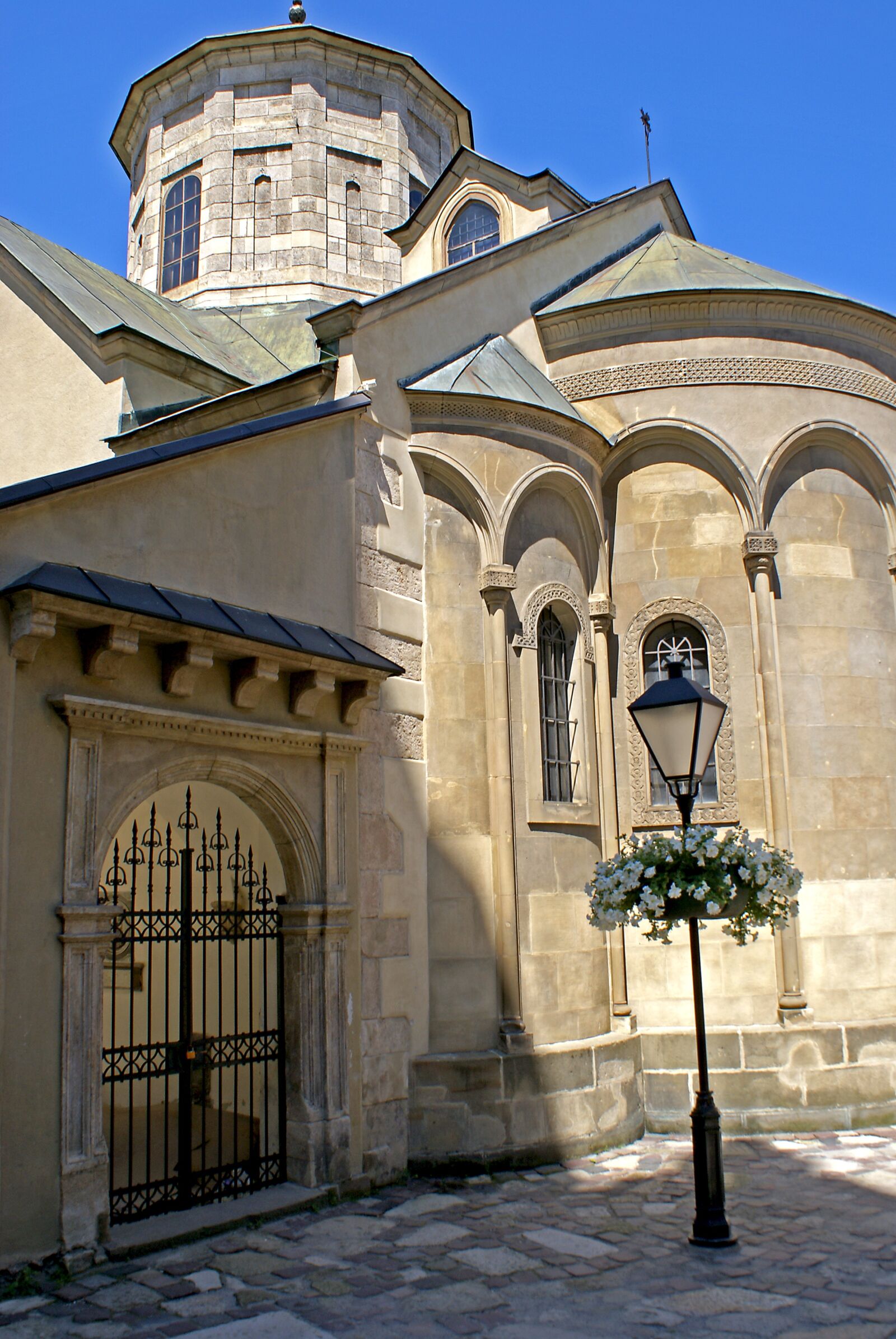 Sony Alpha DSLR-A100 sample photo. Architecture, lions, monument photography