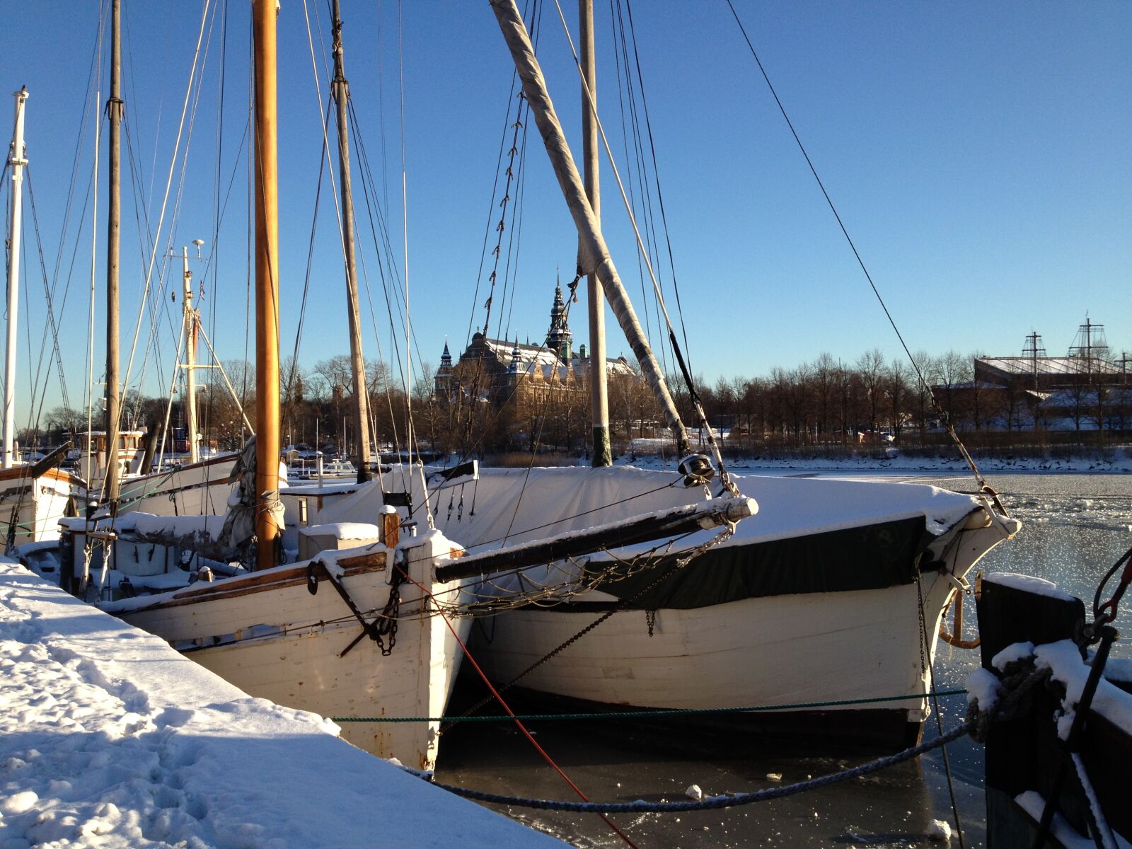 Apple iPhone 4S sample photo. Boat, ship, winter photography