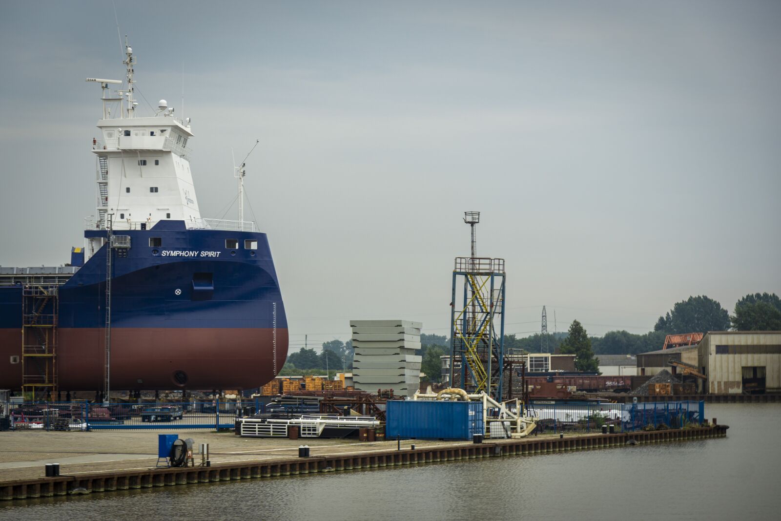 Sony a6000 + Sony Vario-Tessar T* E 16-70mm F4 ZA OSS sample photo. Ship, shipyard, empty photography