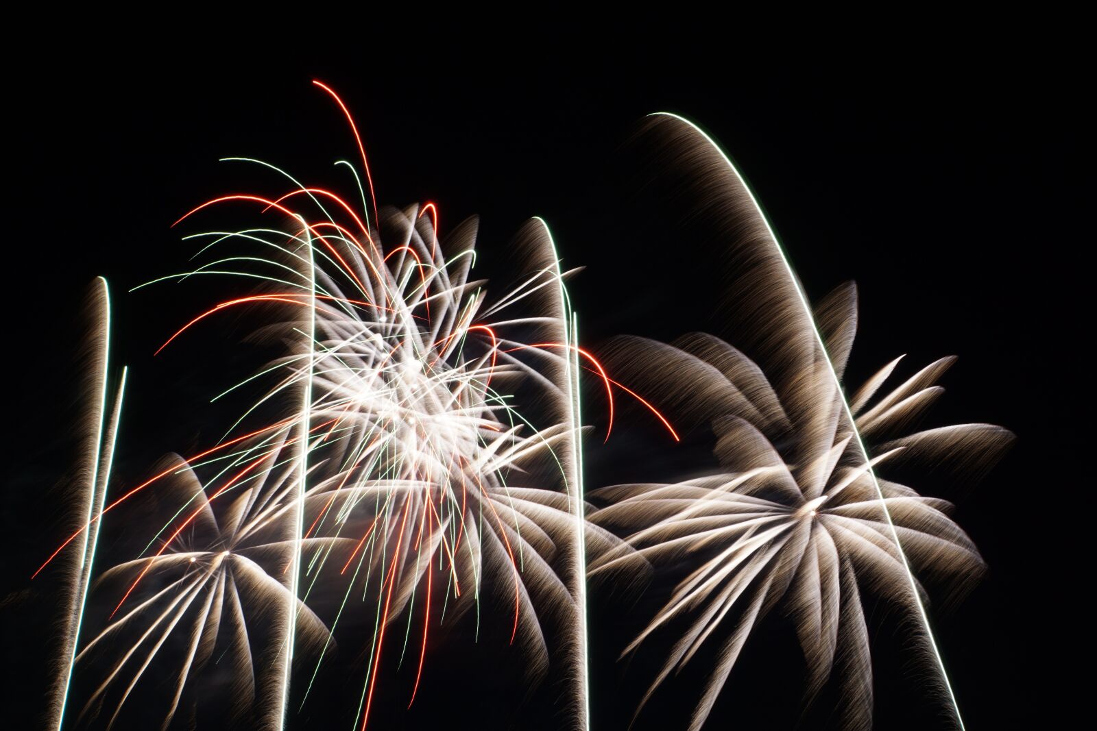 Sony E 18-200mm F3.5-6.3 OSS sample photo. Fireworks in knokke, fireworks photography
