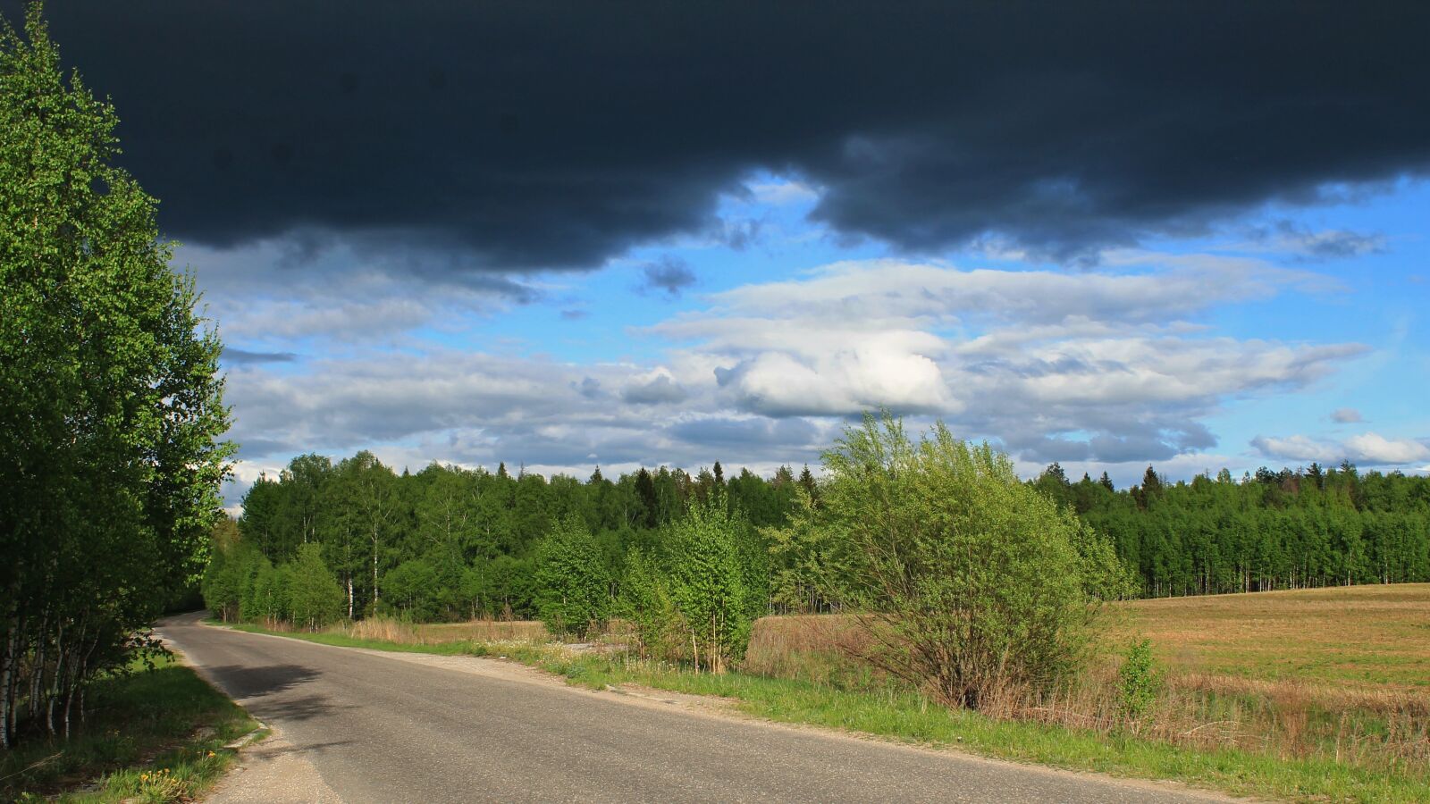 Canon EOS 1100D (EOS Rebel T3 / EOS Kiss X50) sample photo. Menacing sky, before the photography