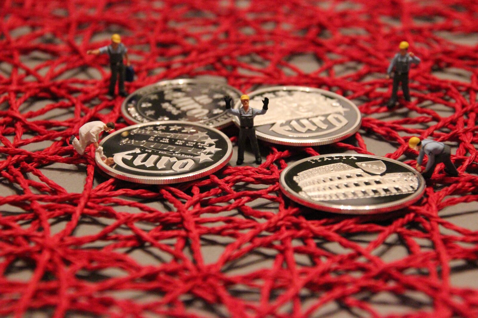 Canon EOS 550D (EOS Rebel T2i / EOS Kiss X4) sample photo. Miniature figures, craftsmen, coin photography