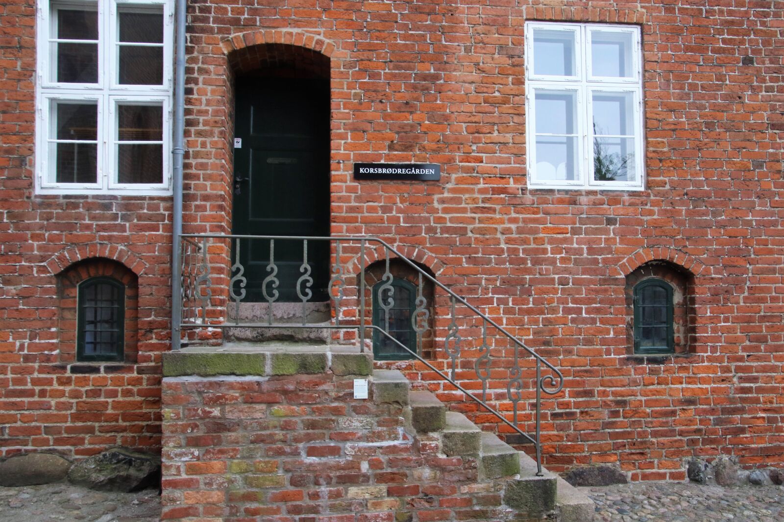 Canon EOS 7D Mark II sample photo. Arched, window, black, bricks photography