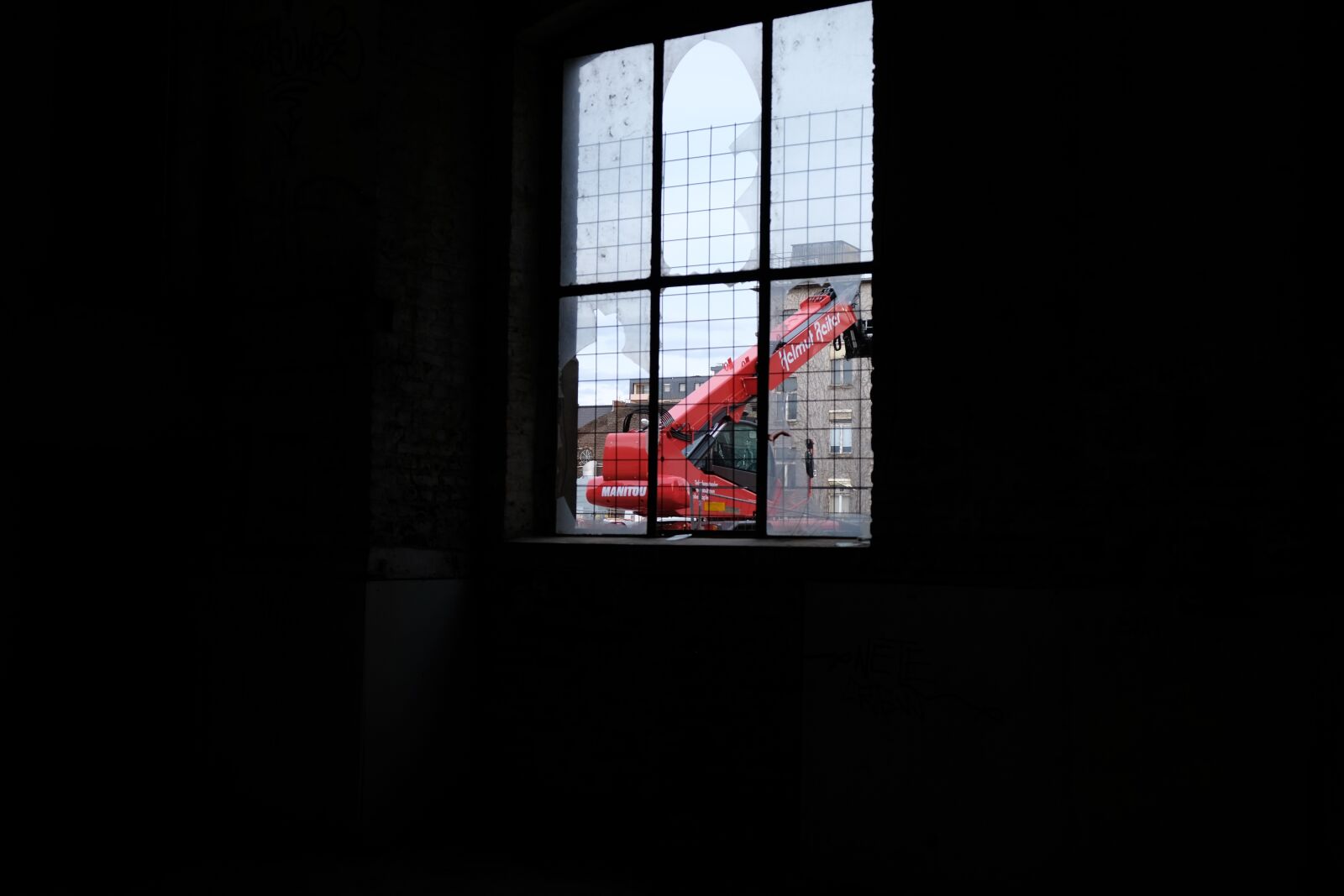 Fujifilm X-T20 sample photo. Excavators, window, ruin photography