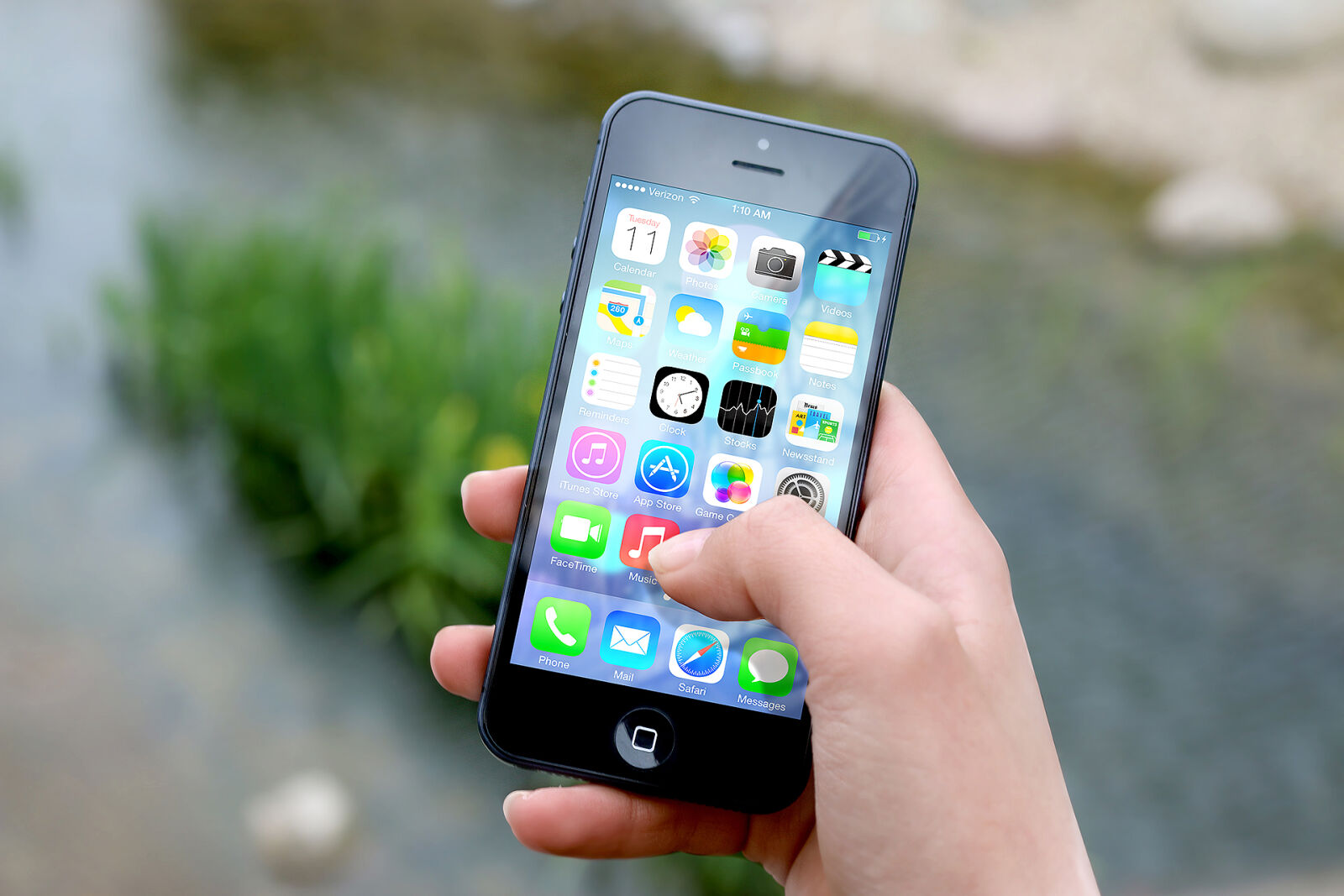 Canon EOS 70D sample photo. Apple, apps, hand, home photography