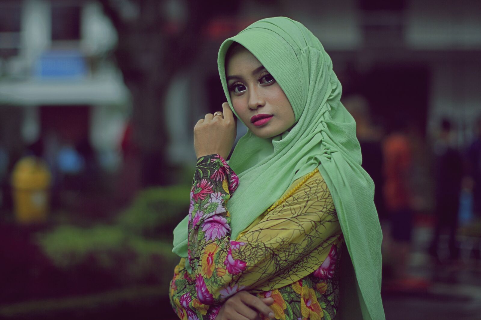 Canon EOS 650D (EOS Rebel T4i / EOS Kiss X6i) + Canon EF 50mm F1.2L USM sample photo. Hijab, moslem, female photography