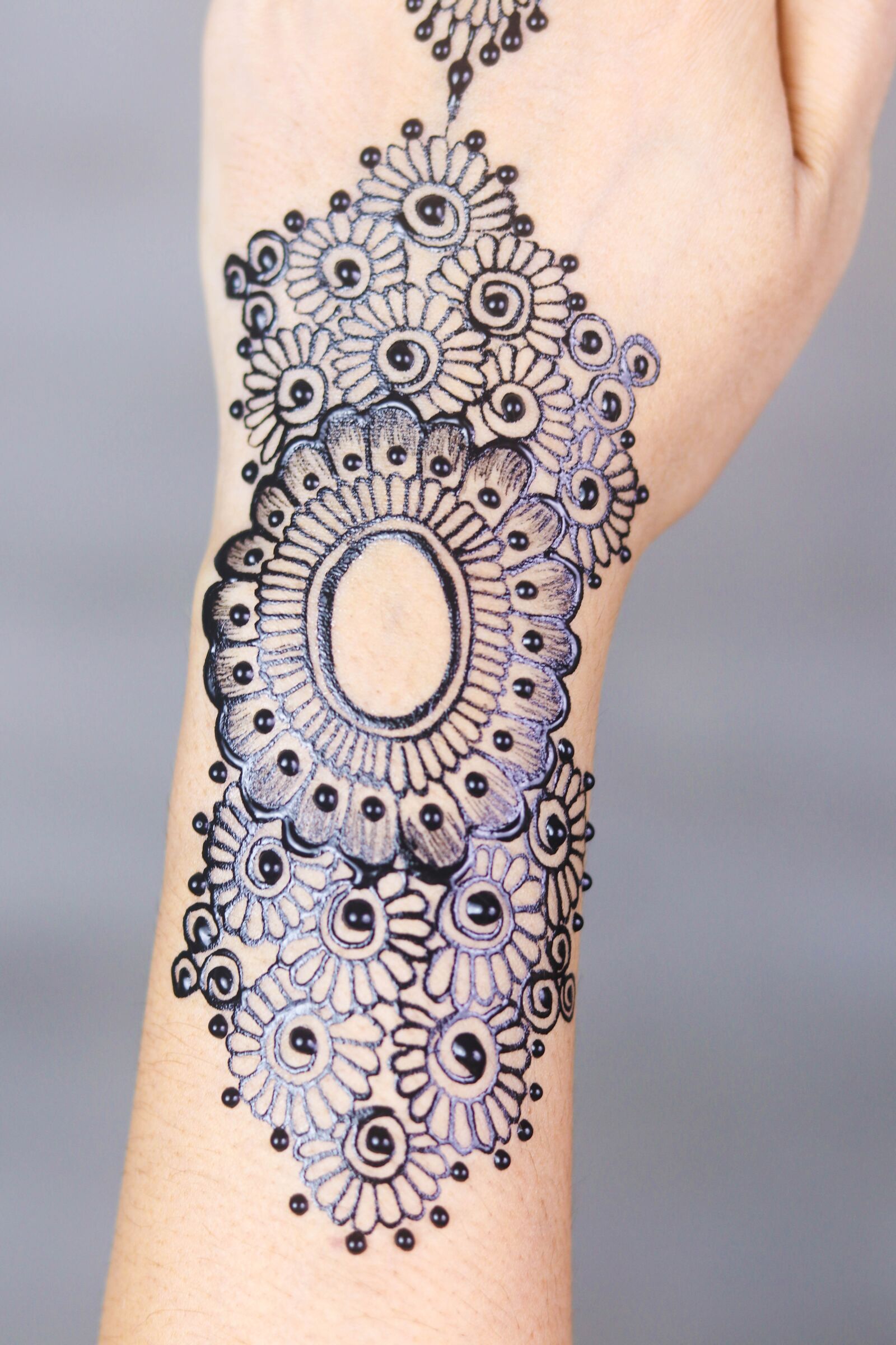 Canon EOS 80D sample photo. Henna, hands, mehendi photography