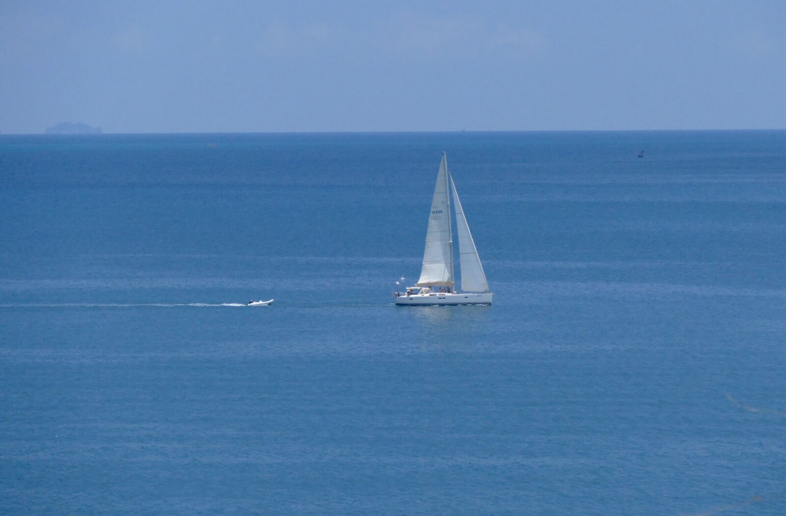 Panasonic Lumix DMC-FZ1000 sample photo. Waters, sea, sailing boat photography