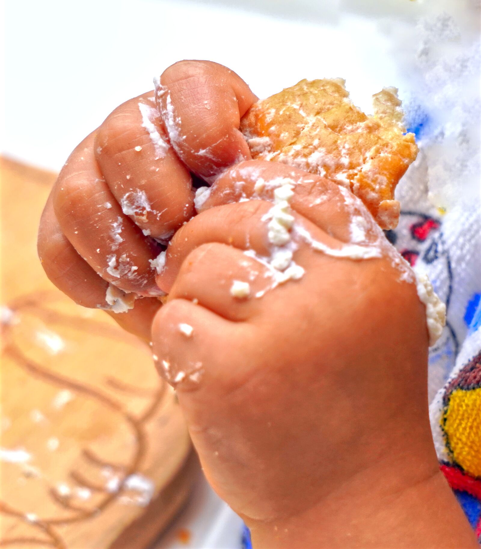 Sony E 55-210mm F4.5-6.3 OSS sample photo. Children's hands, hands, children photography