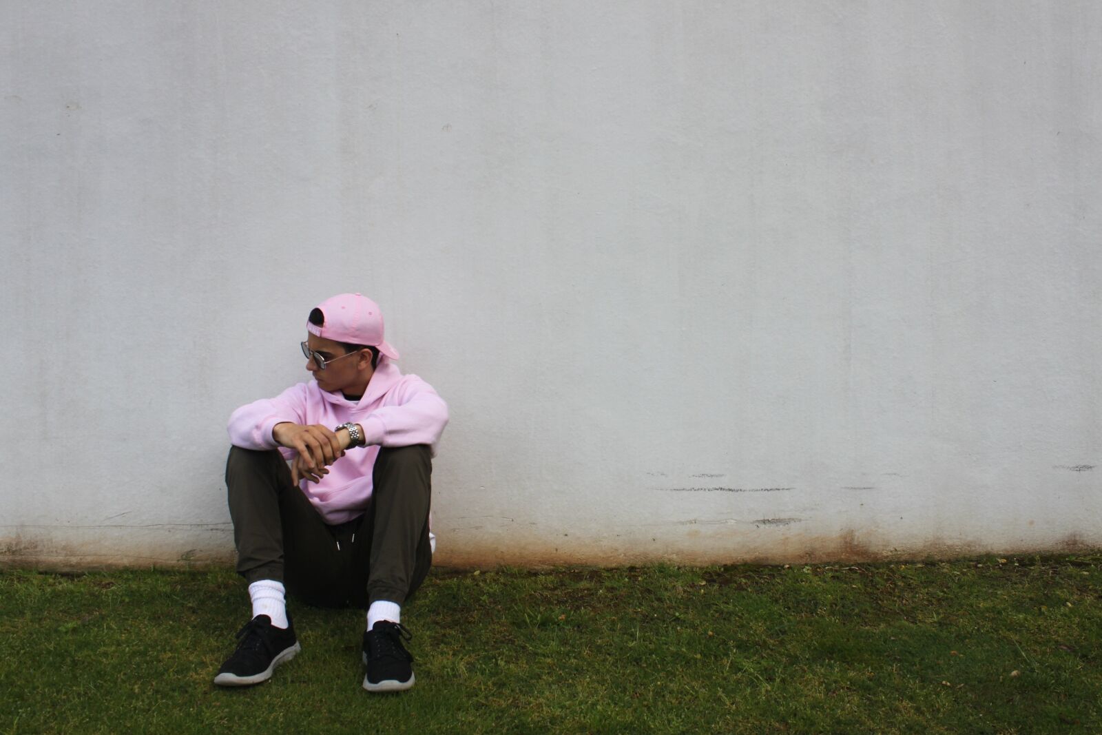 Canon EOS 500D (EOS Rebel T1i / EOS Kiss X3) sample photo. Pink, guy, skater photography