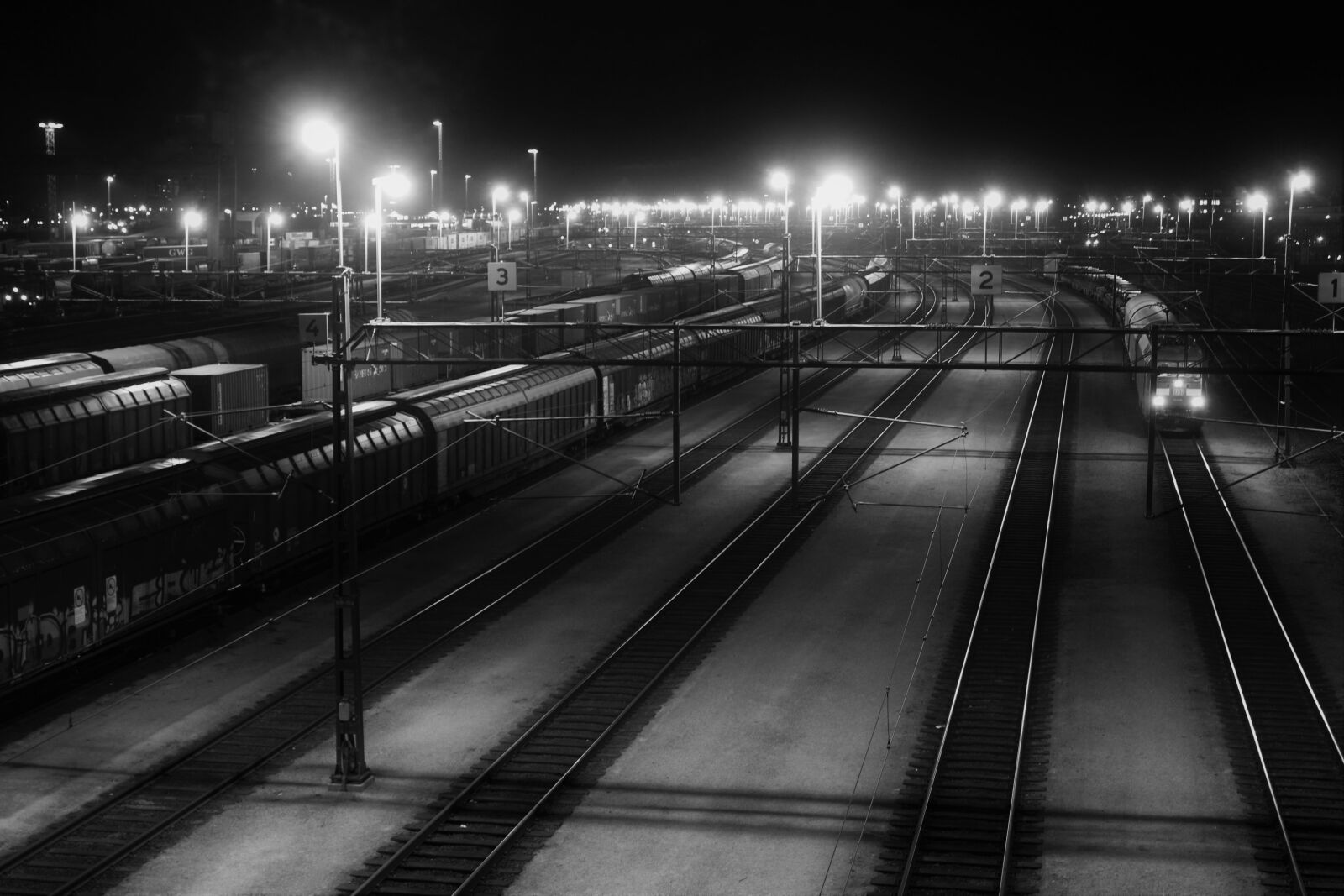 Canon EOS 600D (Rebel EOS T3i / EOS Kiss X5) sample photo. Black o white, train photography