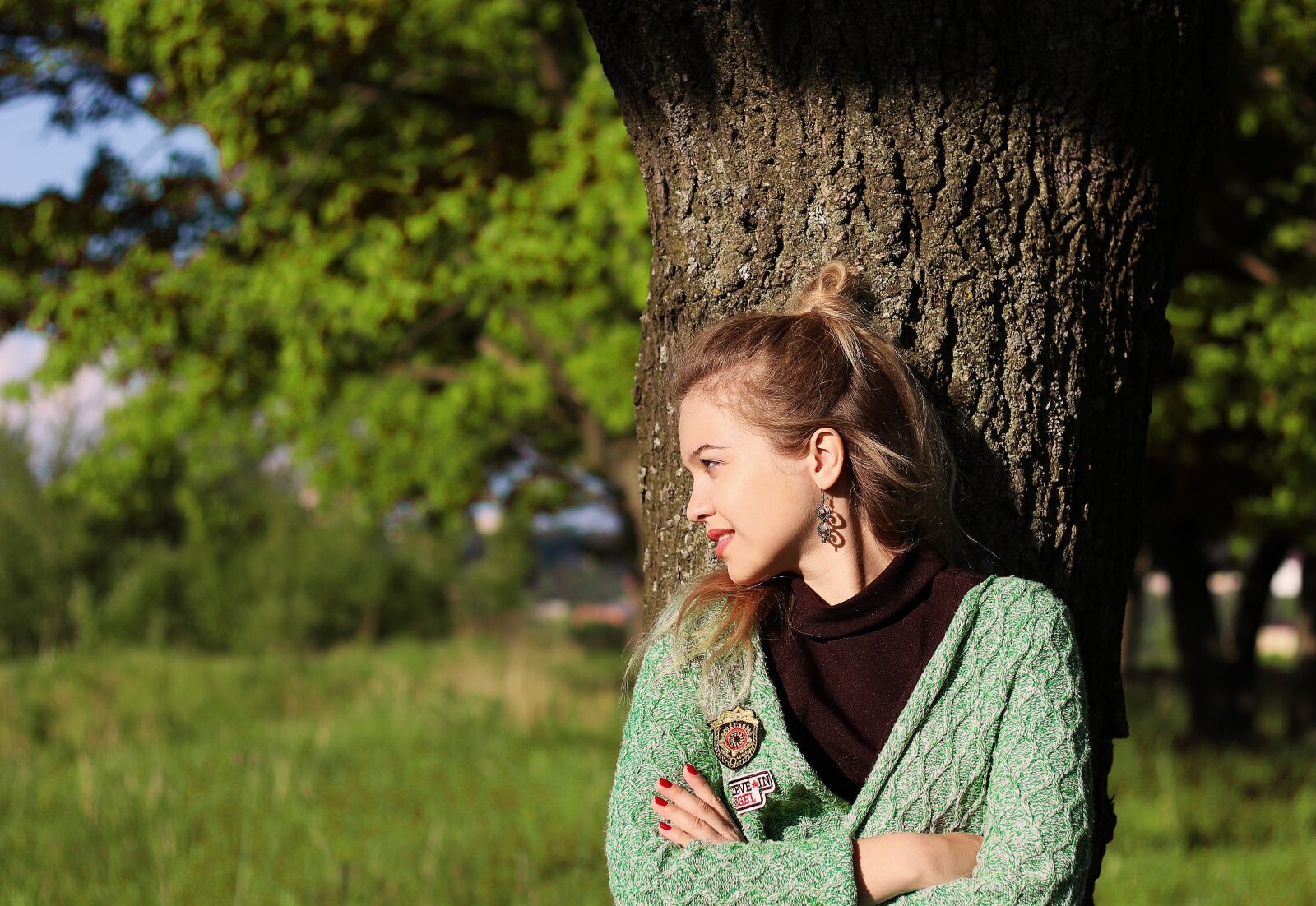 Canon EOS 700D (EOS Rebel T5i / EOS Kiss X7i) + Canon EF 50mm F1.8 STM sample photo. Girl, forest, trees photography