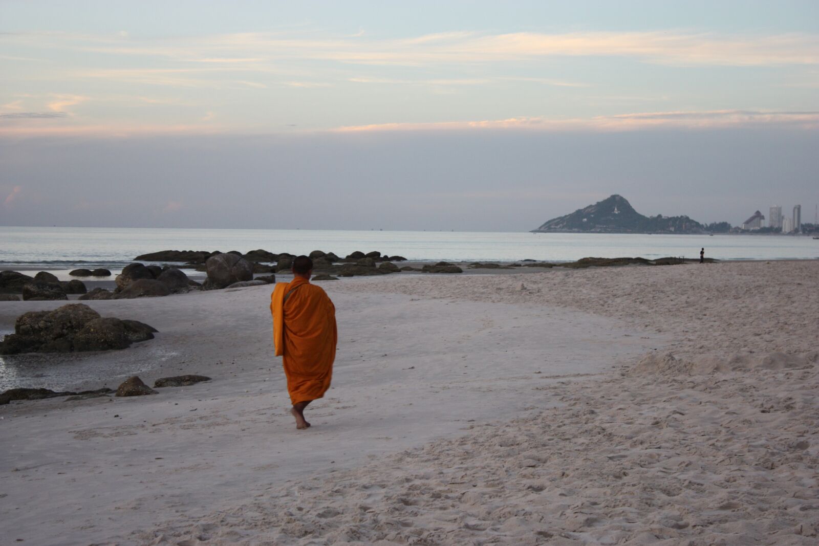Canon EOS 450D (EOS Rebel XSi / EOS Kiss X2) sample photo. พระ, alms, beach photography