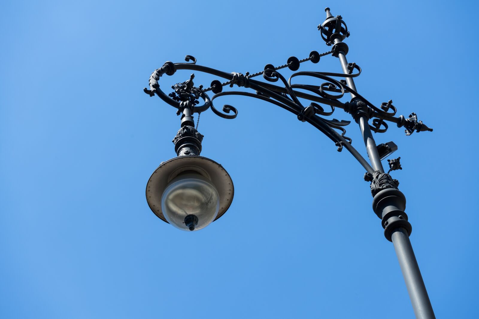 Sony a7 II + Sony FE 28-70mm F3.5-5.6 OSS sample photo. Lantern, iron, metal photography