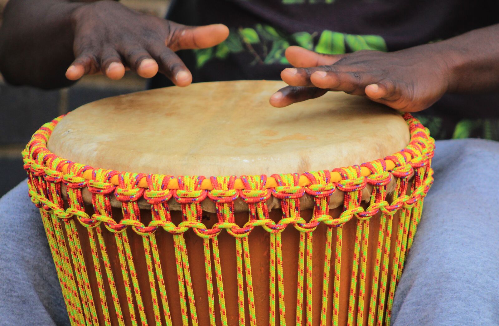 Canon EOS 1300D (EOS Rebel T6 / EOS Kiss X80) + Canon EF 75-300mm f/4-5.6 sample photo. Jemba, drumming, music photography