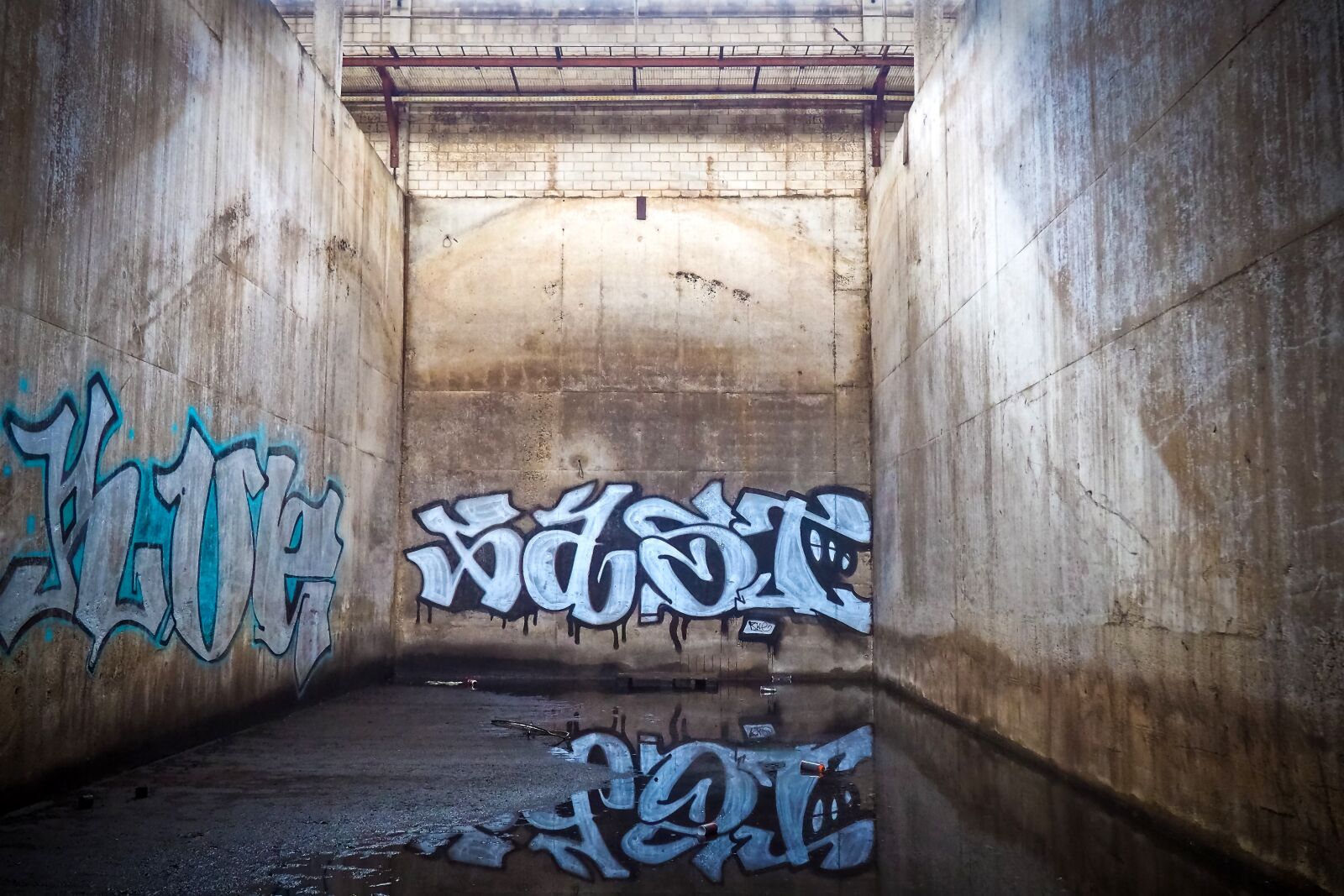 Olympus OM-D E-M10 sample photo. Lost places, rooms, abandoned photography