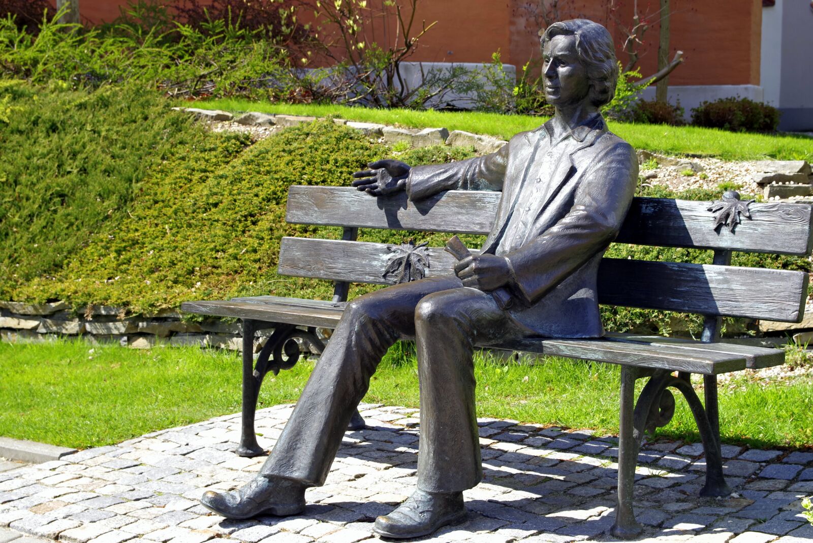 Pentax K-S2 sample photo. Sculpture, bench, sit down photography