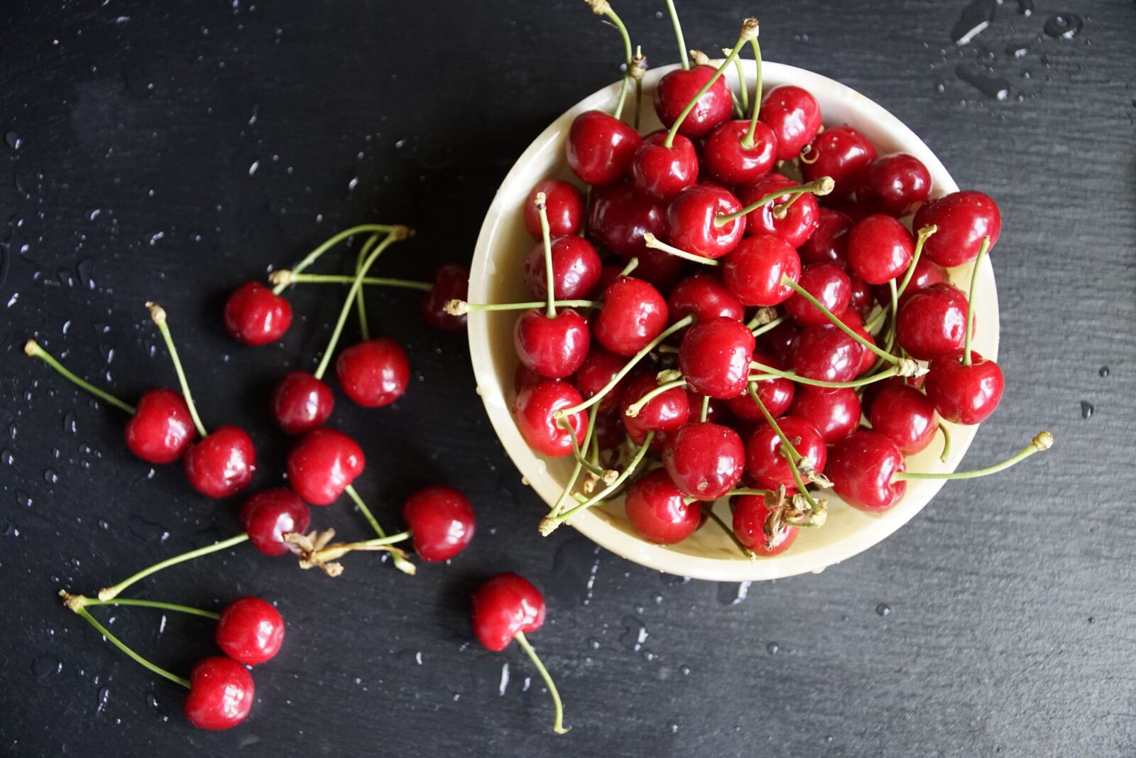 Sony a7R II + Sony E PZ 18-105mm F4 G OSS sample photo. Sweet, cherries, fruit photography