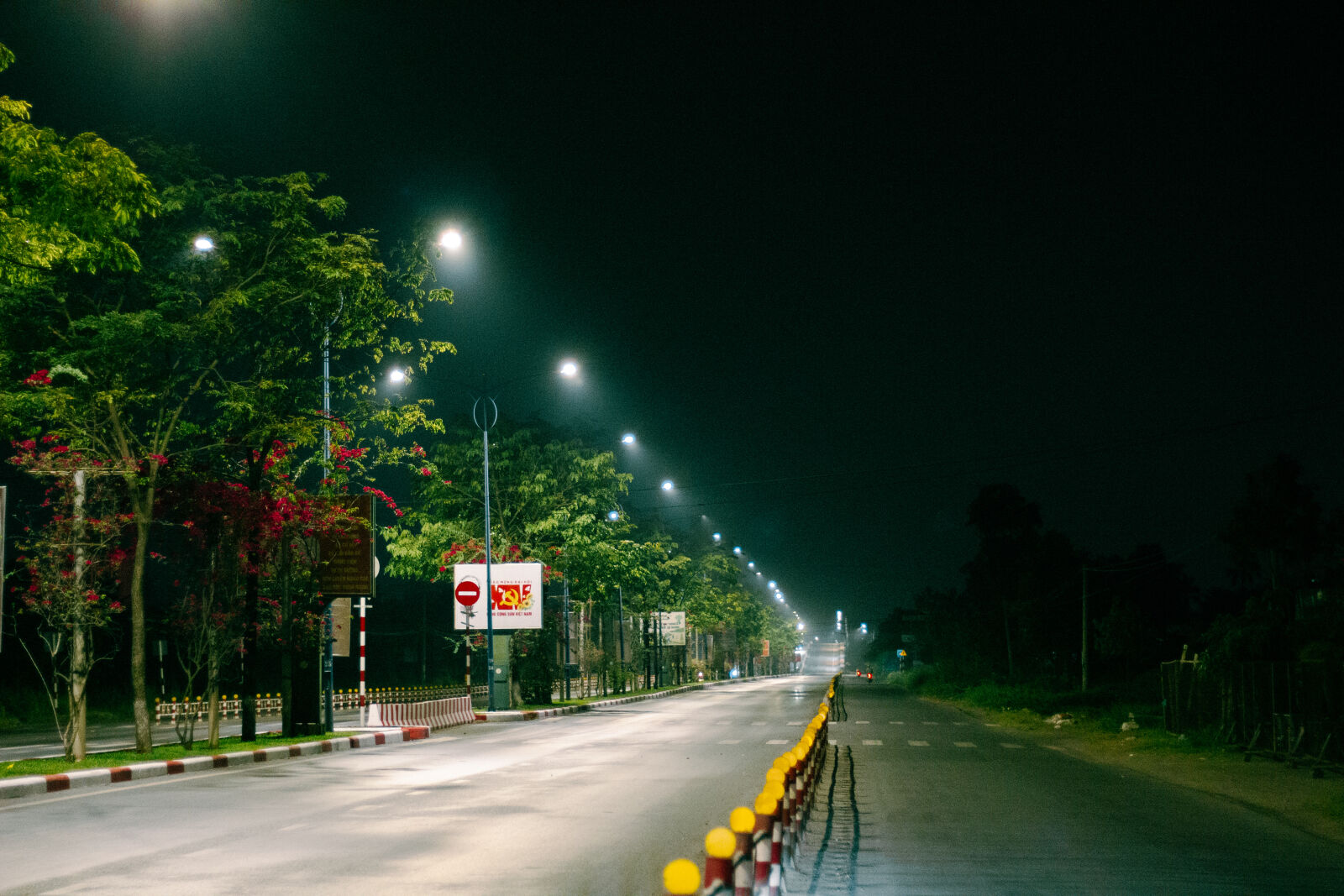 Canon EOS 550D (EOS Rebel T2i / EOS Kiss X4) sample photo. Dong nai at night photography