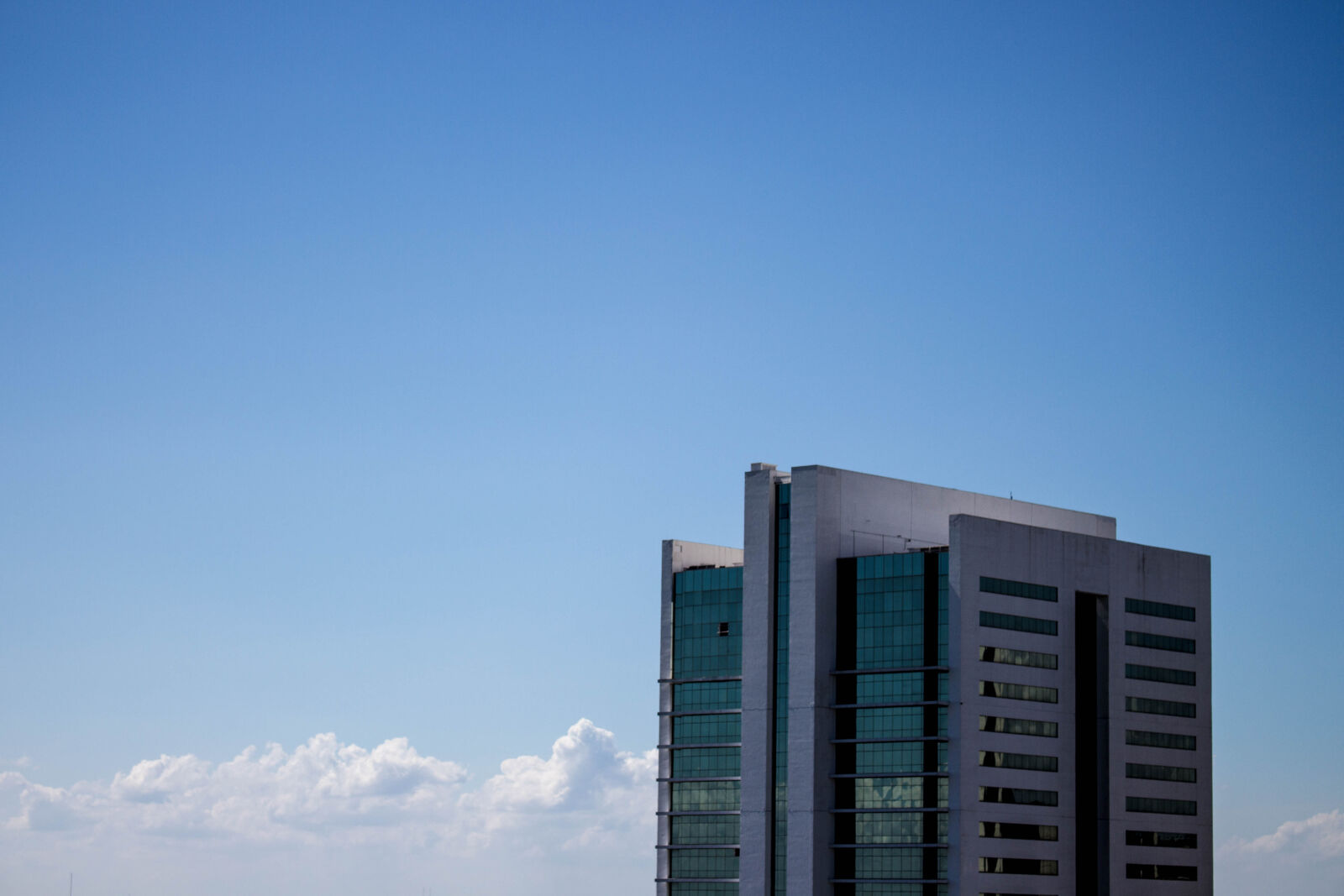 Canon EOS 700D (EOS Rebel T5i / EOS Kiss X7i) sample photo. Blue, sky, building, city photography